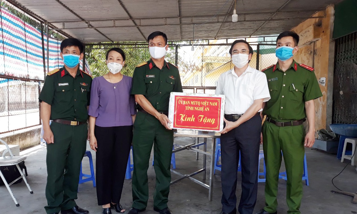 Trao quà hỗ trợ cho cán bộ, chiến sĩ, nhân viên y tế đang thực hiện nhiệm vụ tại khu cách ly ở Trường Cao đẳng sư phạm tỉnh Nghệ An (cơ sở 1). Ảnh: Trần Nhung.