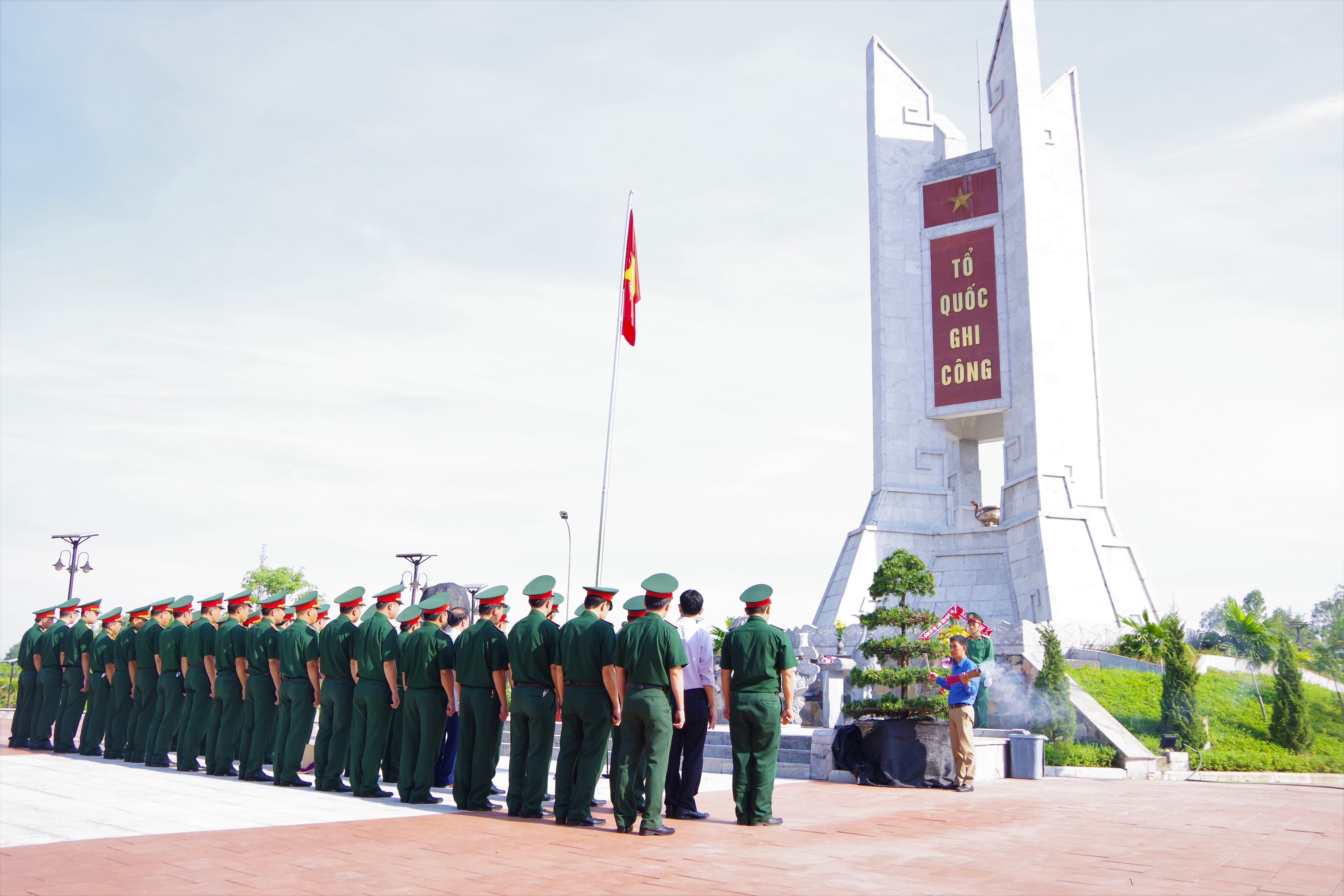 Cán bộ, chiến sỹ LLVT Nghệ An kính cẩn nghiêng mình, bày tỏ lòng tri ân đến các anh hùng liệt sỹ. (Ảnh: Trần Dũng)