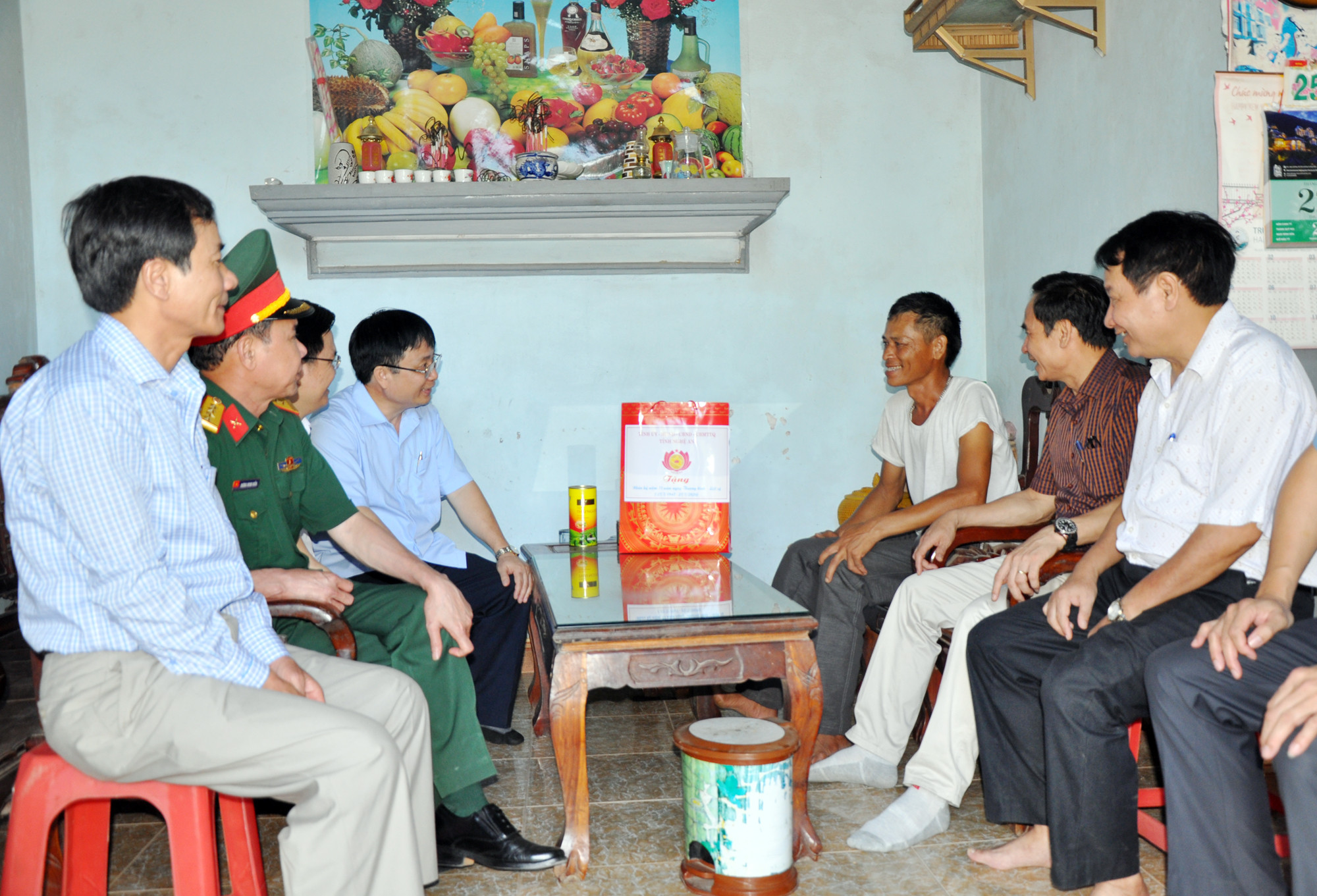 Đoàn công tác thăm, tặng quà thương binh Ảnh: Công Kiên