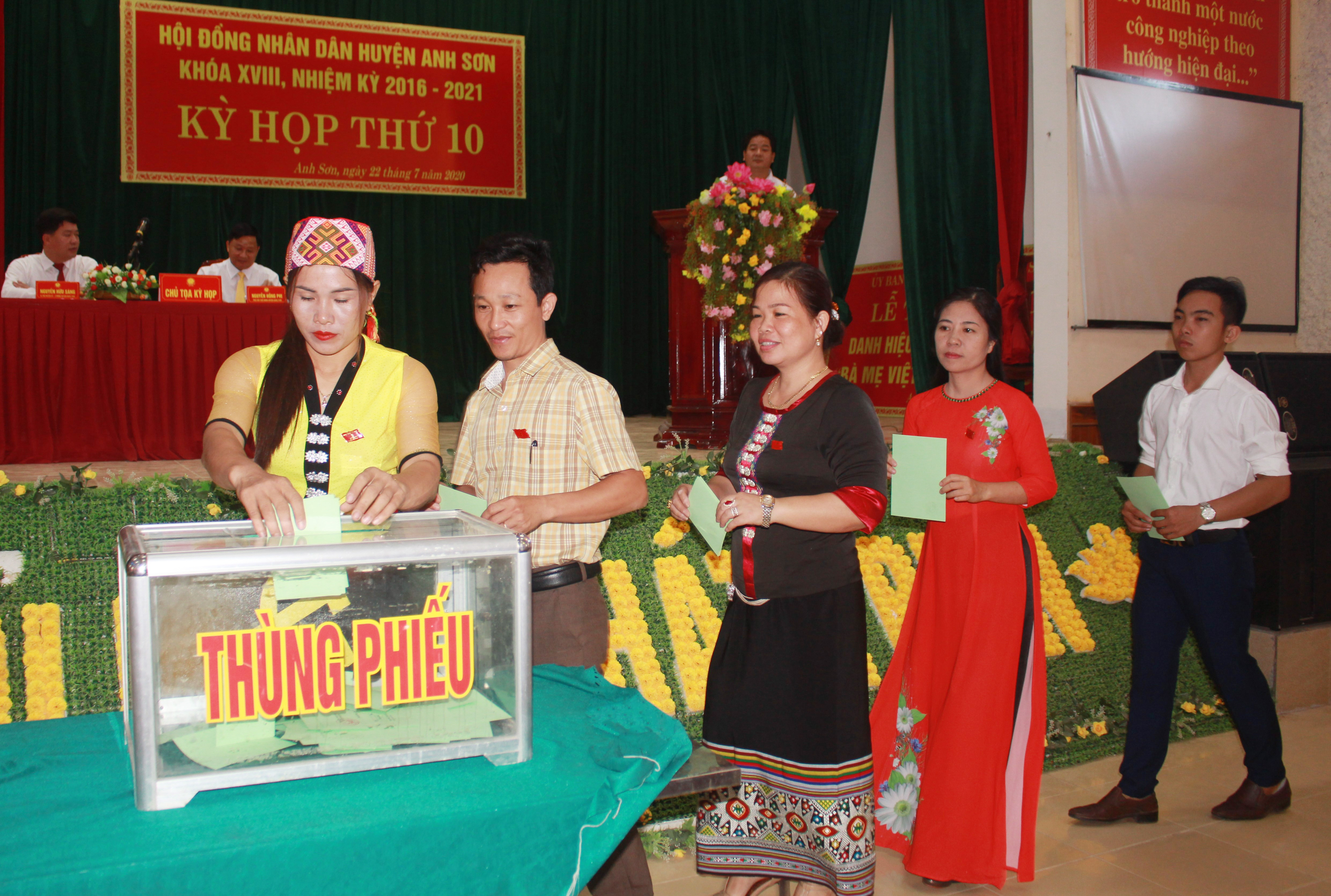 Các đại biểu HĐND bỏ phiếu bầu Chủ tịch HĐND và Chủ tịch UBND huyện Anh Sơn