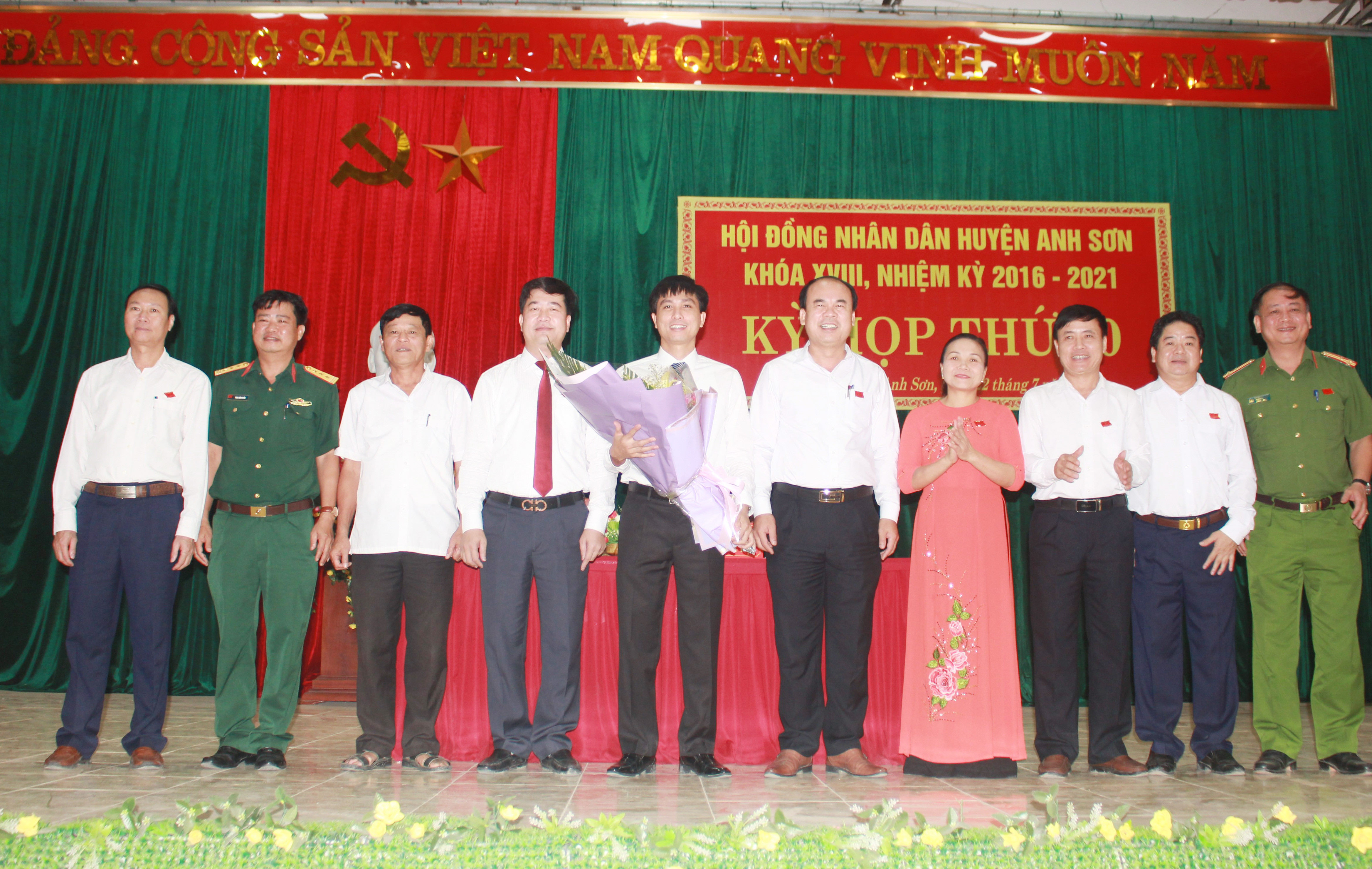 Tặng hoa chúc mừng tân chủ tịch HĐND và chủ tịch UBND huyện Anh Sơn