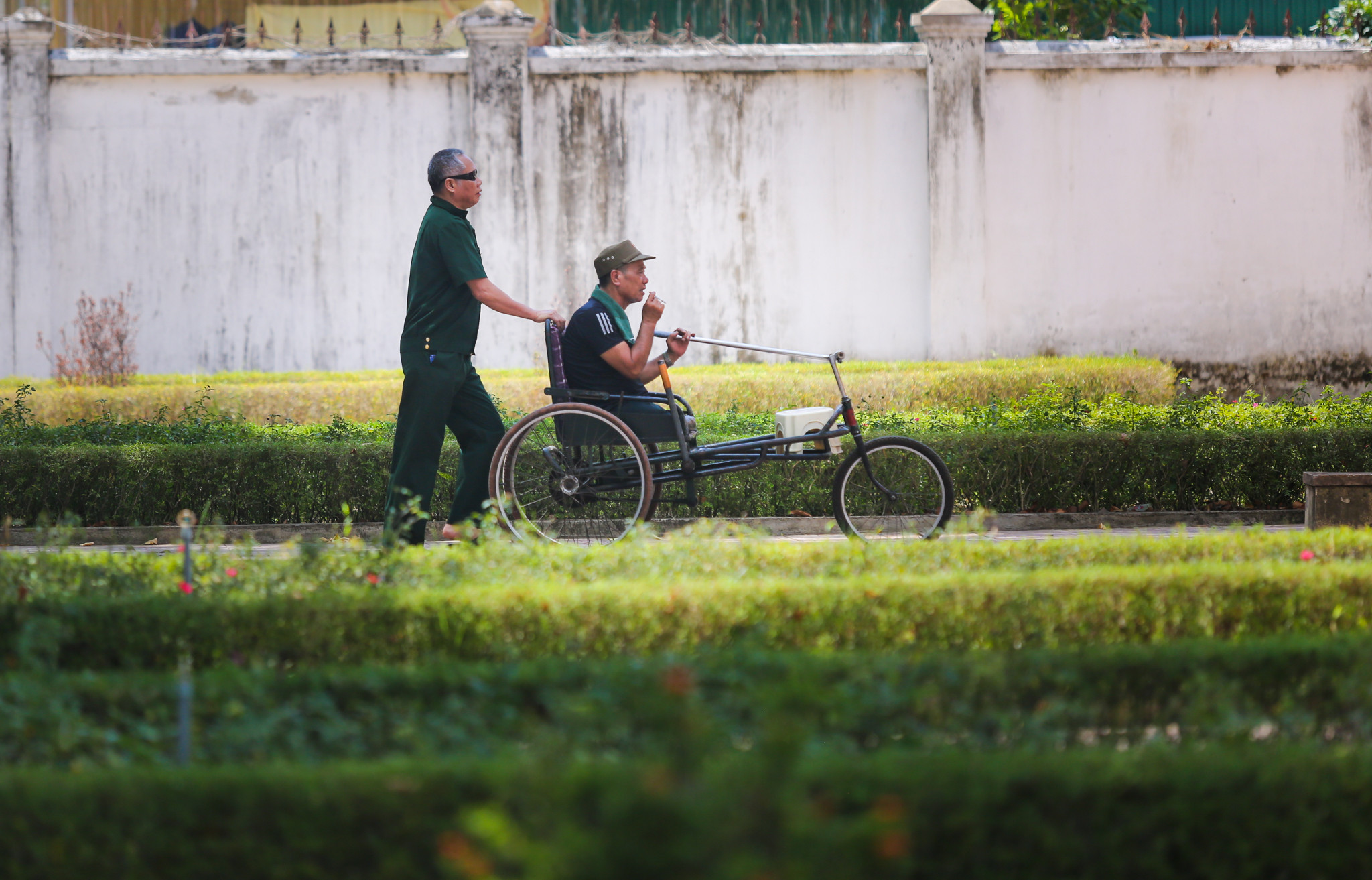 Ngay cạnh bên Khu điều dưỡng Thuong binh tâm thần kinh là Trung tâm điều dưỡng thương bệnh binh, nơi đây chăm sóc, điều trị 70 thương bệnh binh nặng đến từ nhiều huyện thành thị Nghệ An và Hà Tĩnh. 