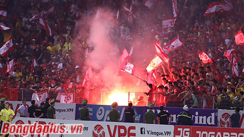Ban kỷ luật đã phạt BTC trận đấu của CLB Hà Nội 40 triệu đồng do khán giả “đốt pháo sáng nhiều lần trong sân vận động.