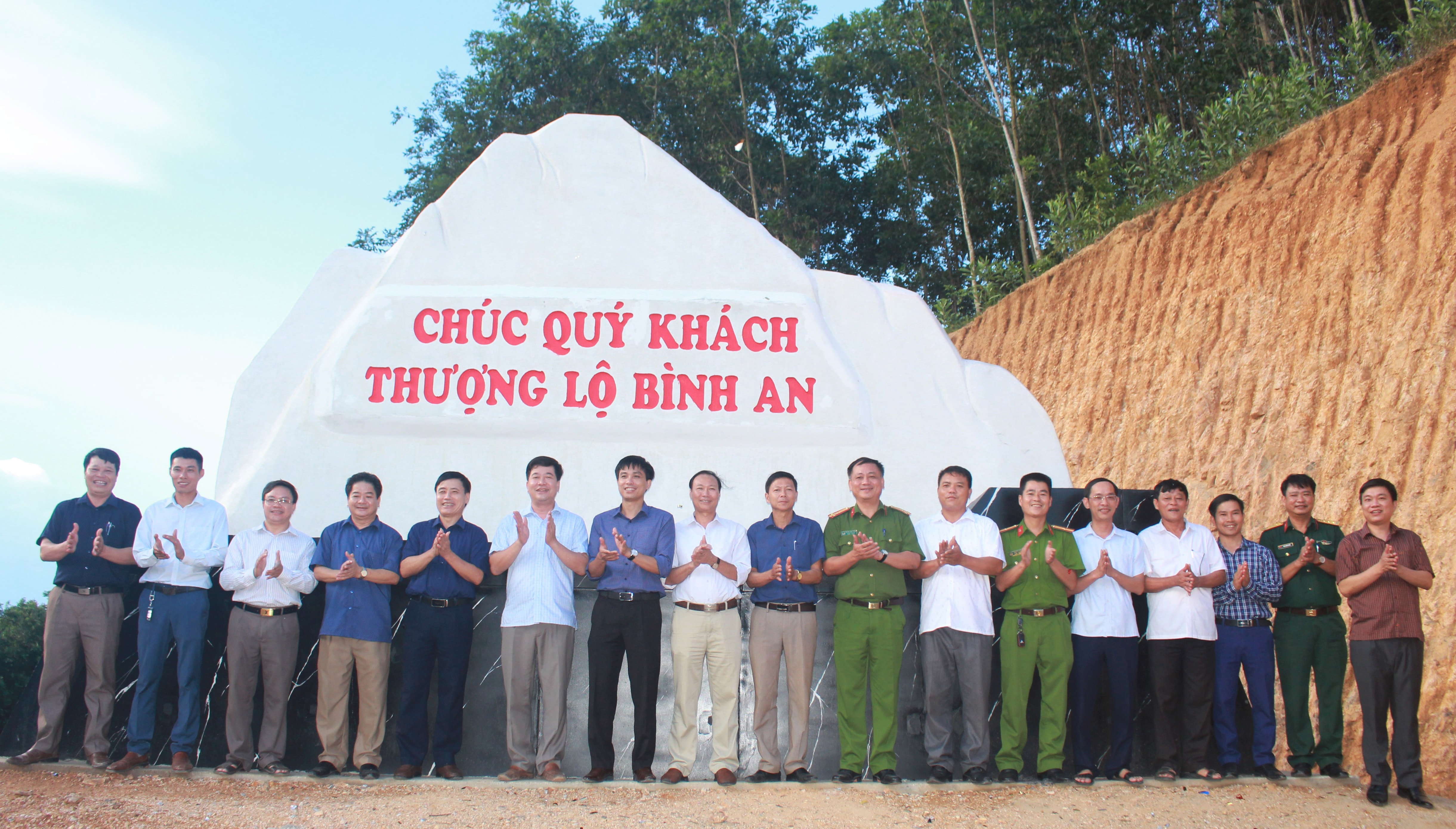 Huyện Anh Sơn tổ chức khánh thành công trình Biển hiệu địa phận tại giáp ranh 4 xã: Cao Sơn, Lạng Sơn, Lĩnh Sơn và Đỉnh Sơn. Ảnh Thái Hiền    