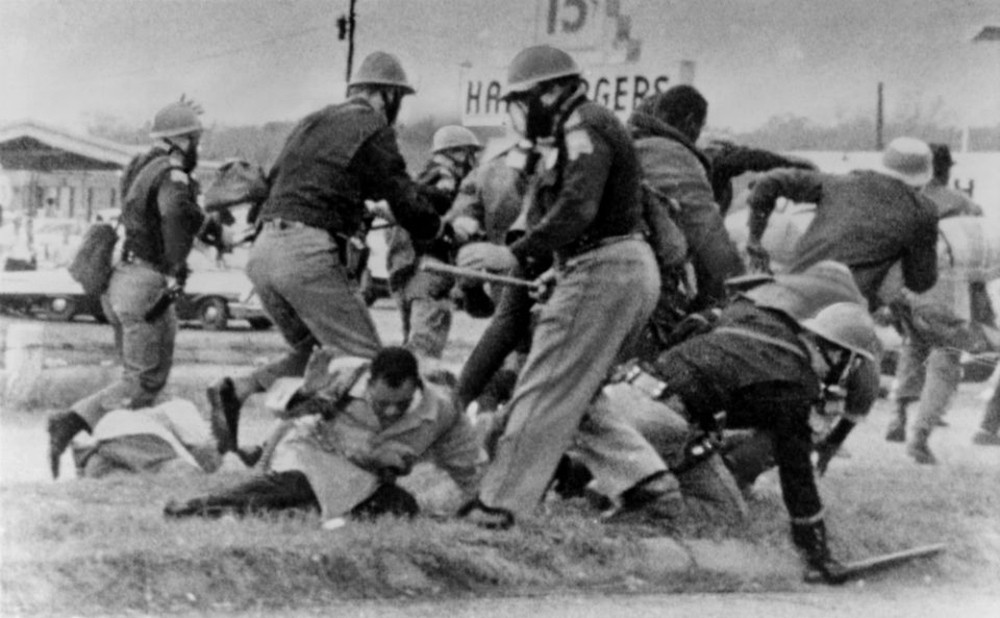Ông John Robert Lewis tại cuộc biểu tình năm 1965 trên cầu Edmund Pettus ở thành phố Selma, Alabama. Ảnh: News.com