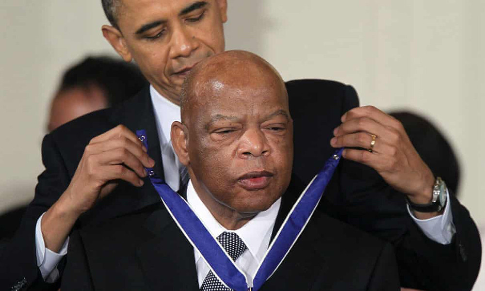 Cựu Tổng thống Barack Obama trao Huân chương Tự do cho ông John Lewis năm 2011. Ảnh: AFP-Getty