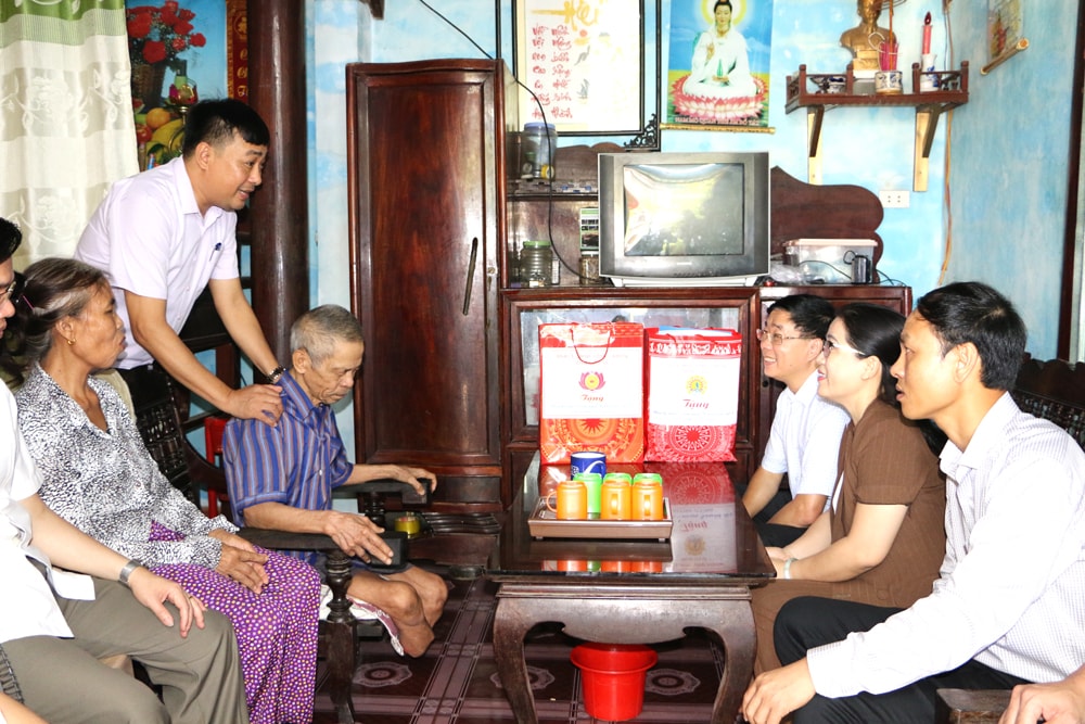 Thăm và trao quà cho gia đình ông Nguyễn Quang Sáu. thương bình loại đặc biệt nặng, tỷ lệ thương tật 81% ở phường Nghi Hải, Tx Cửa Lò. Ảnh: Nguyễn Hải