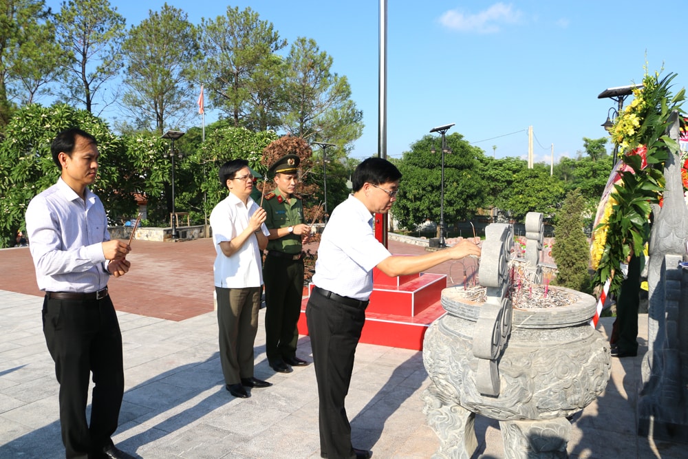 Đồng chí Nguyễn Văn Thông cùng đoàn công tác dâng hoa và thắp hương viếng liệt sĩ tại Đài tưởng niệm Liệt sĩ huyện Nghi Lộc. Ảnh: Nguyễn Hải