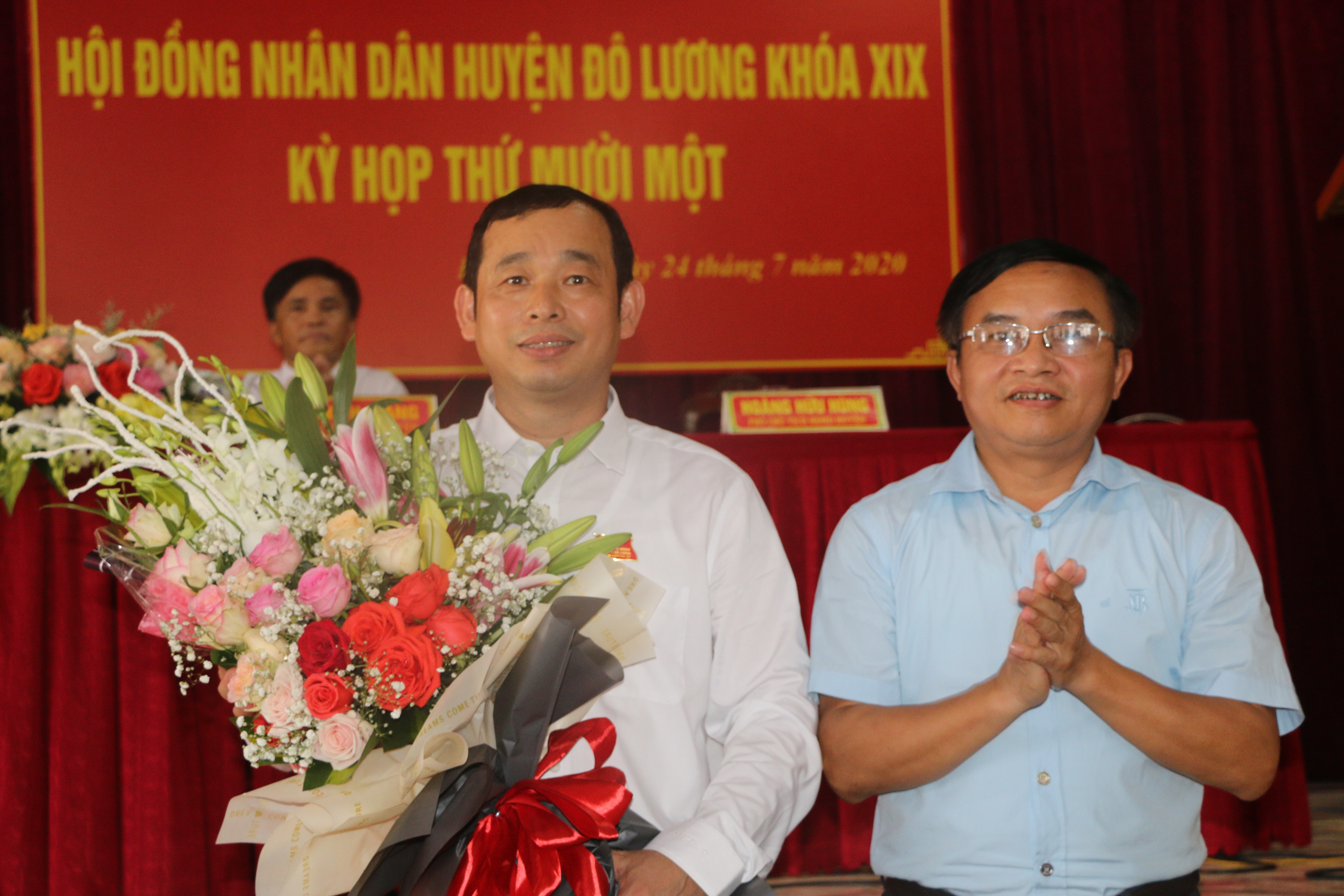 Trưởng Ban Dân vận Tỉnh ủy Ngọc Kim Nam tặng hoa chúc mừng đồng chí Hiệp. Ảhh Hữu Hoàn