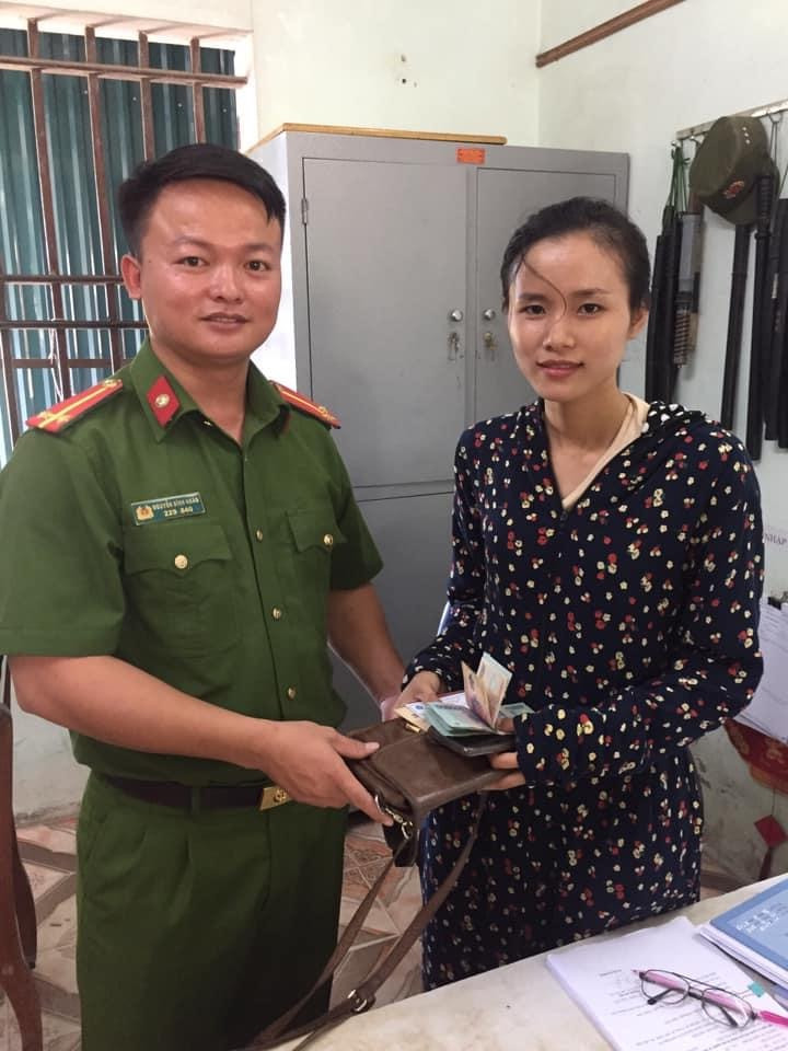 Trung úy Nguyễn Đình Ngân trao trả tài sản đánh rơi cho chị Trương Thị Hướng. Ảnh