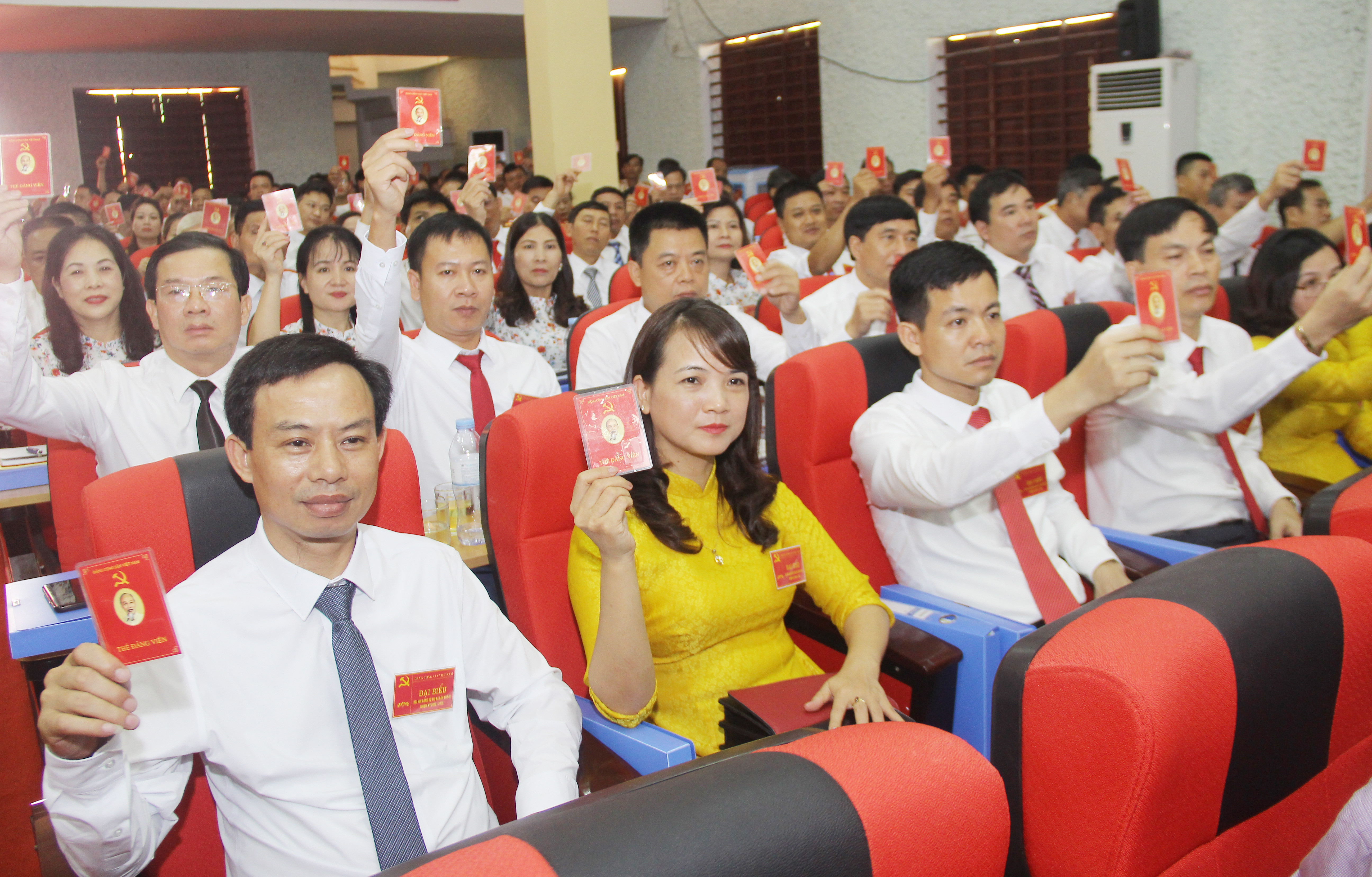 Các đại biểu biểu quyết chốt danh sách bầu cử Ban Chấp hành Đảng bộ, nhiệm kỳ 2020 - 2025. Ảnh Mai Hoa