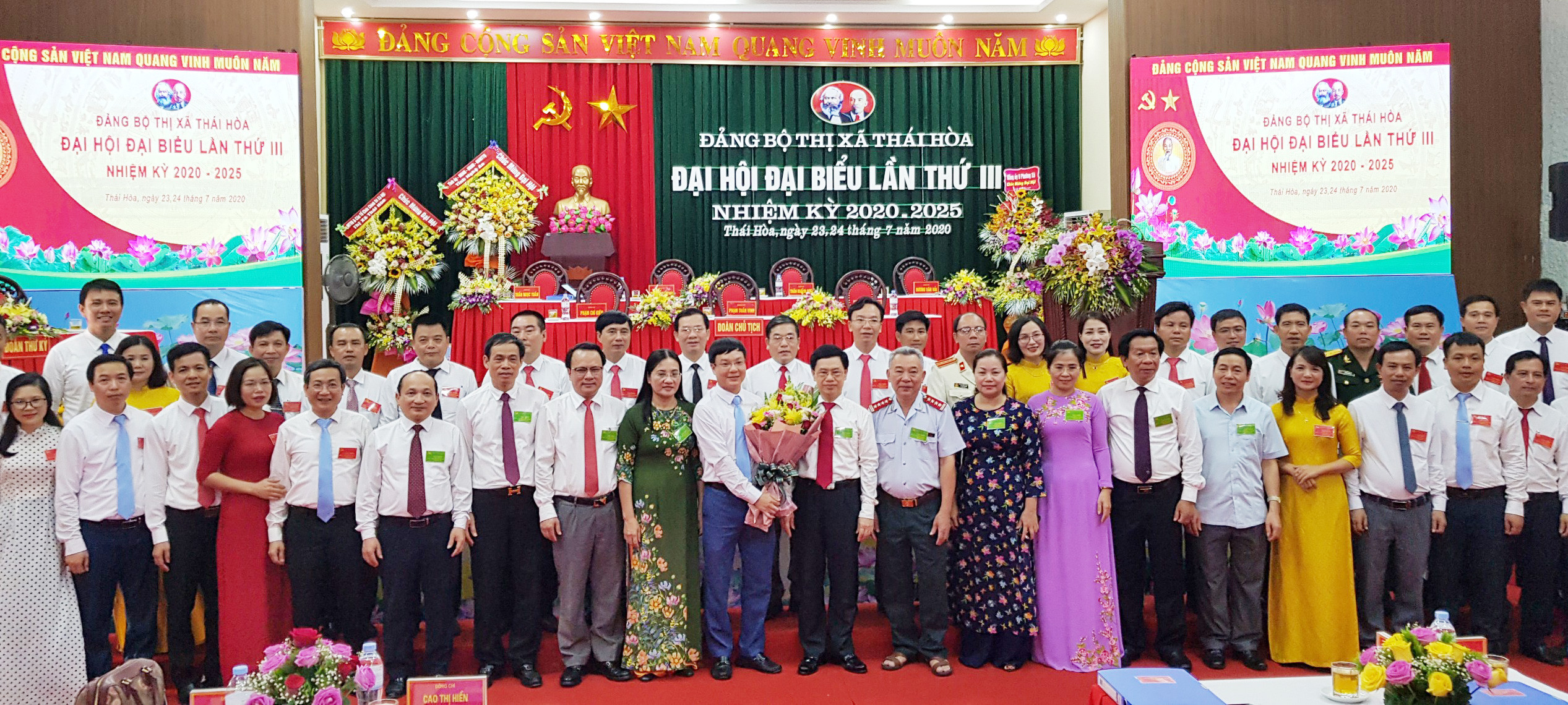 Các đồng chí lãnh đạo tỉnh và các sở, ban, ngành cấp tỉnh tặng hoa chúc mừng Ban Chấp hành Đảng bộ thị xã Thái Hòa khóa III, nhiệm kỳ 2020 - 2025. Ảnh: Mai Hoa