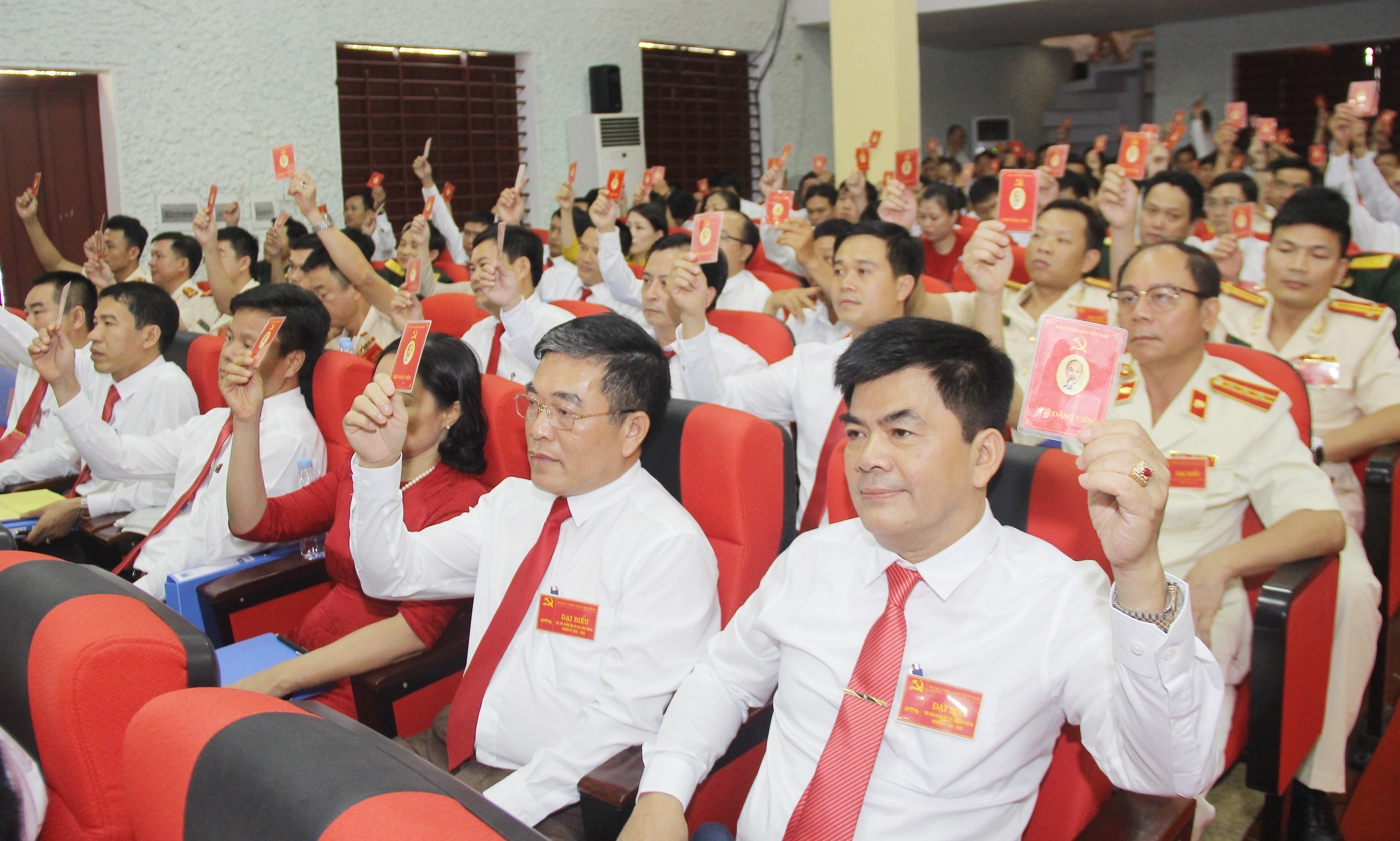 Các đại biểu biểu quyết chốt danh sách bầu cử Ban Chấp hành Đảng bộ, nhiệm kỳ 2020 - 2025. Ảnh Mai Hoa