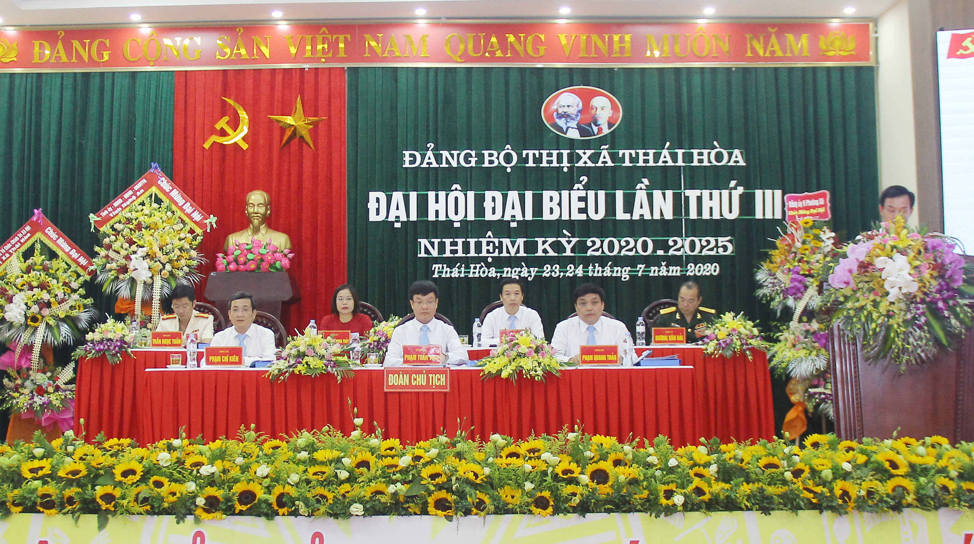 Đoàn Chủ tịch Đại hội đại biểu Đảng bộ huyên Tương Dương khóa XVII, nhiệm kỳ 2020 - 2025. Ảnh: Mai Hoa