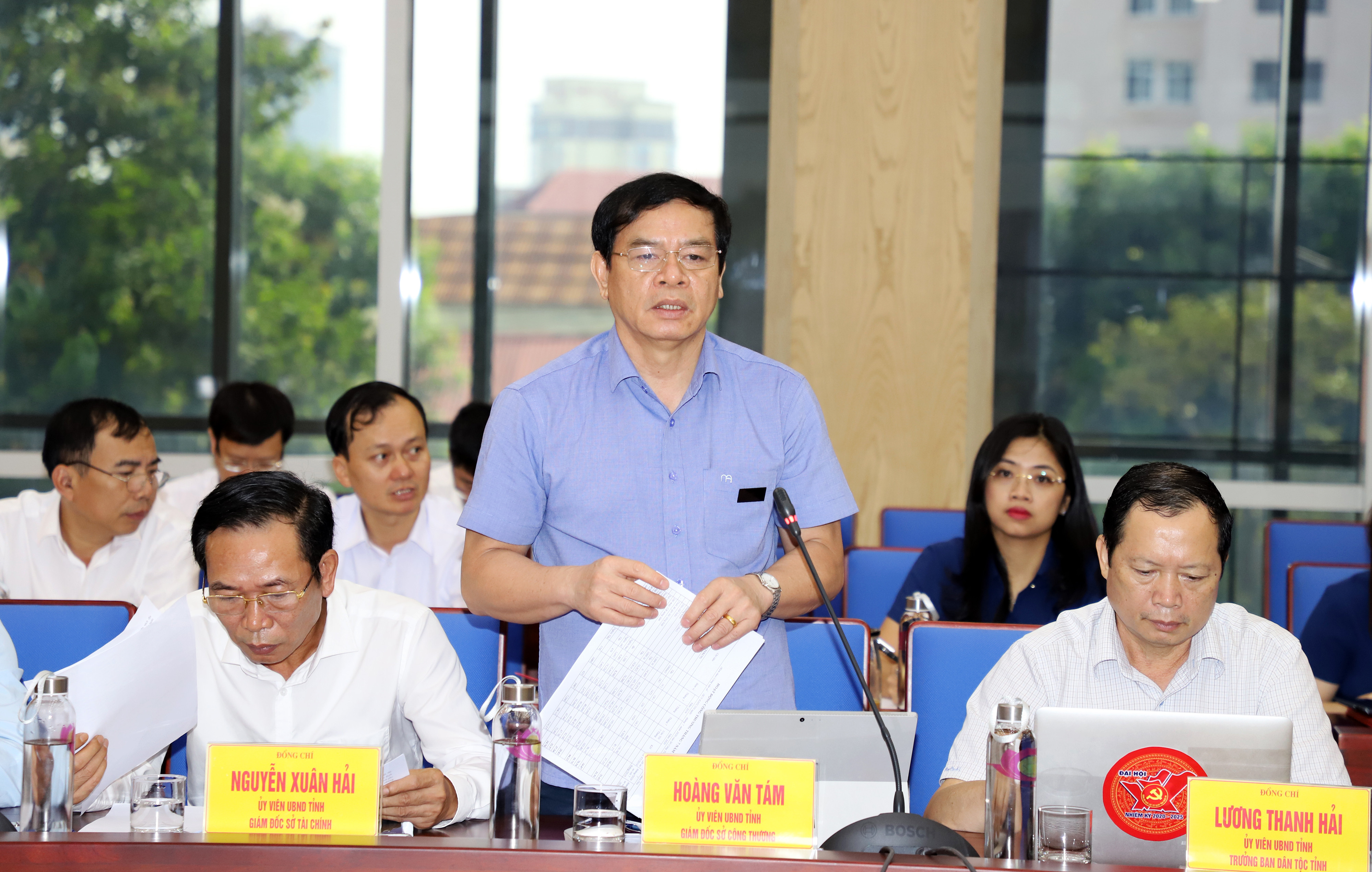 Ông Hoàng Văn Tám  - Giám đốc Sở Công thương báo cáo thêm về tình hình sản xuất kinh doanh của các doanh nghiệp. Ảnh: Phạm Bằng