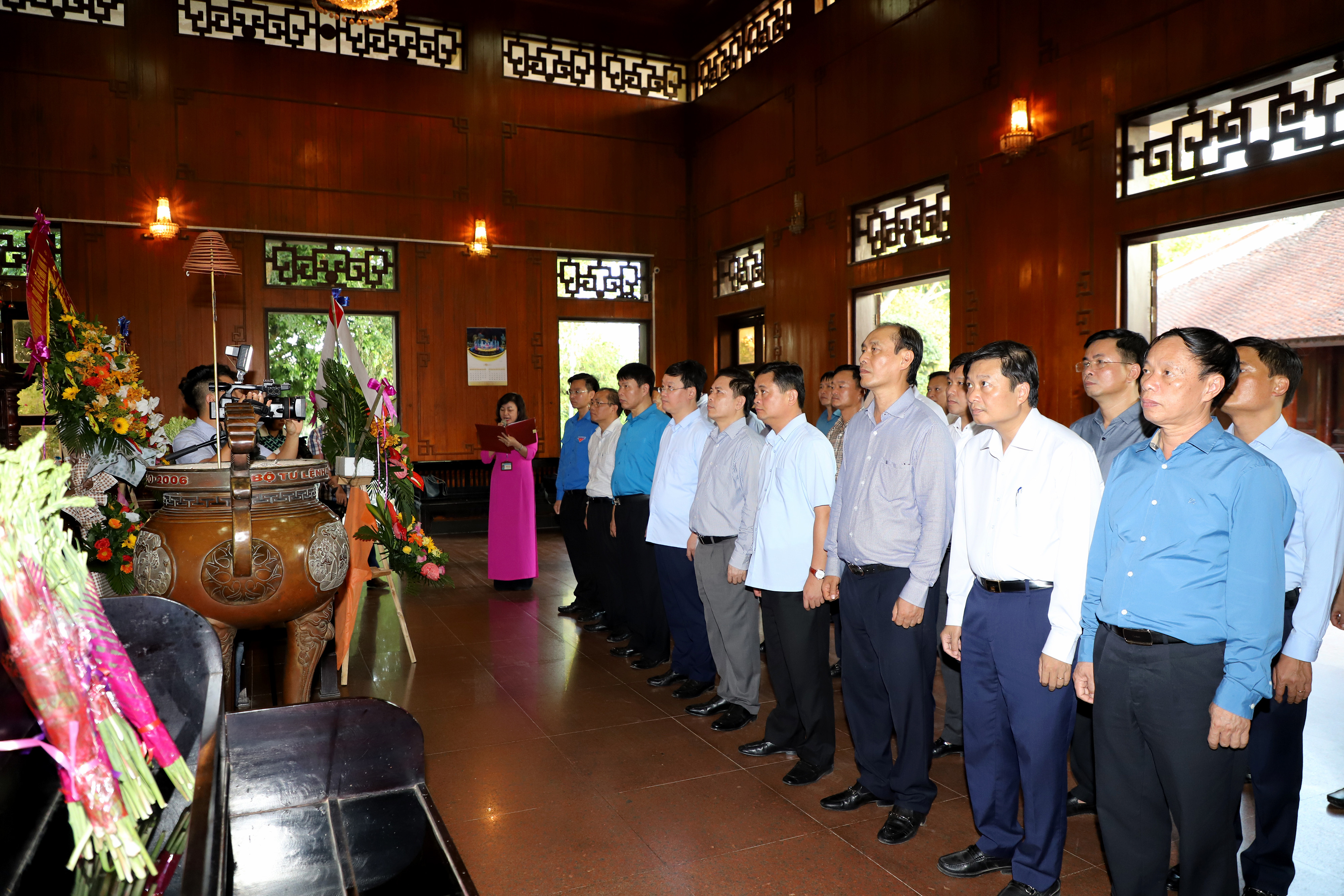 Bộ trưởng Bộ GTVT Nguyễn Văn Thể cùng đoàn tưởng niệm bày tỏ lòng biết ơn vô hạn và kính trọng sâu sắc đối với Chủ tịch Hồ Chí Minh. Ảnh: Phạm Bằng