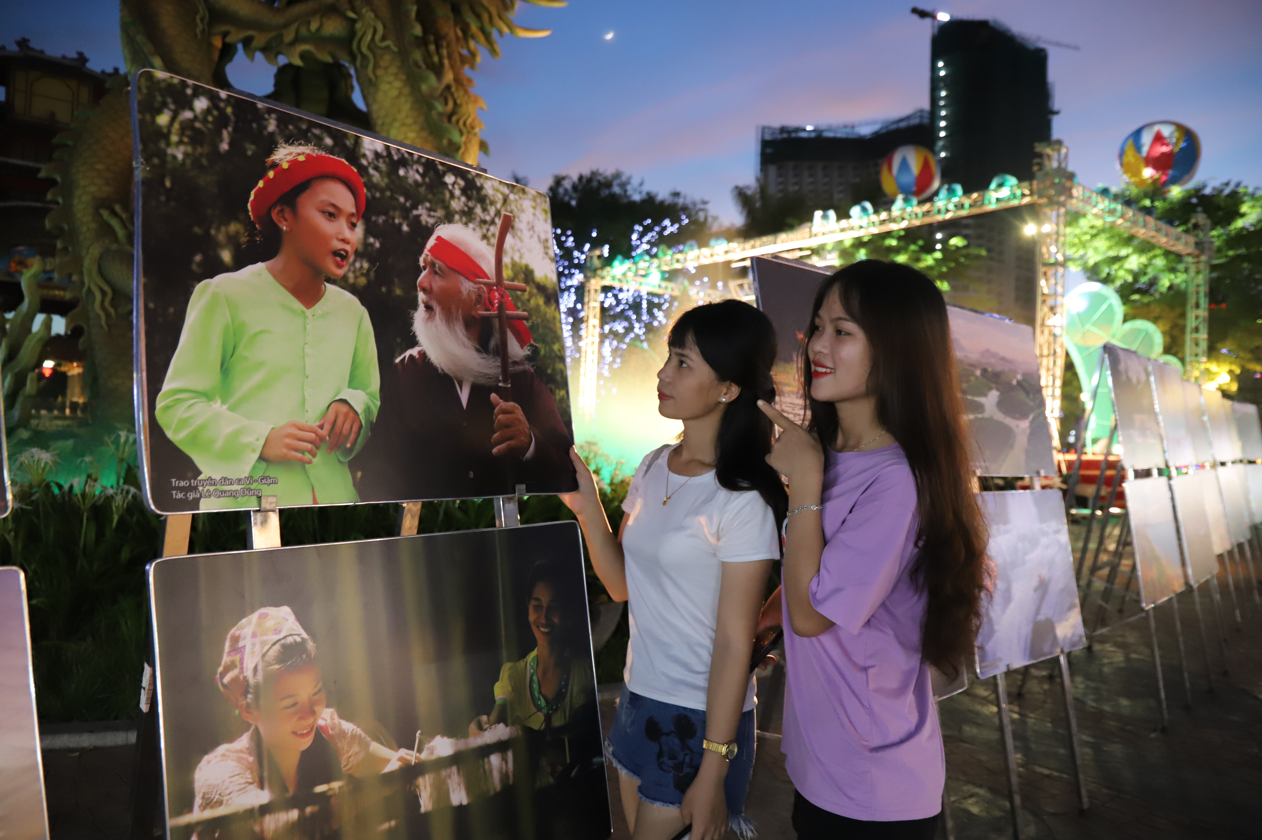 Ngay trong đêm Khai mạc, các đại biểu, du khách và người dân tại Quảng Ninh tham quan thưởng thức các món ăn đặc sản tại gian hàng Nghệ An