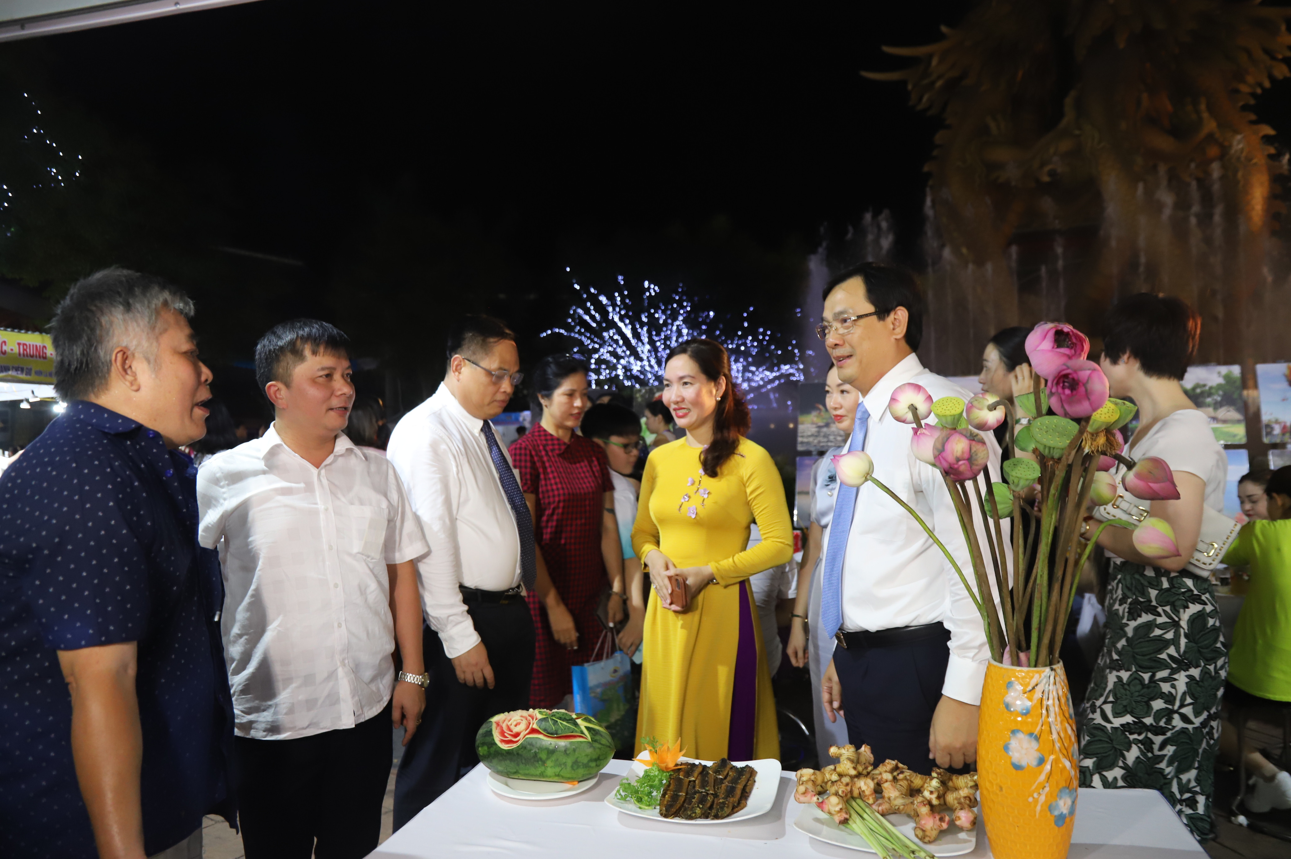 Ngay trong đêm Khai mạc, các đại biểu, du khách và người dân tại Quảng Ninh tham quan thưởng thức các món ăn đặc sản tại gian hàng Nghệ An.