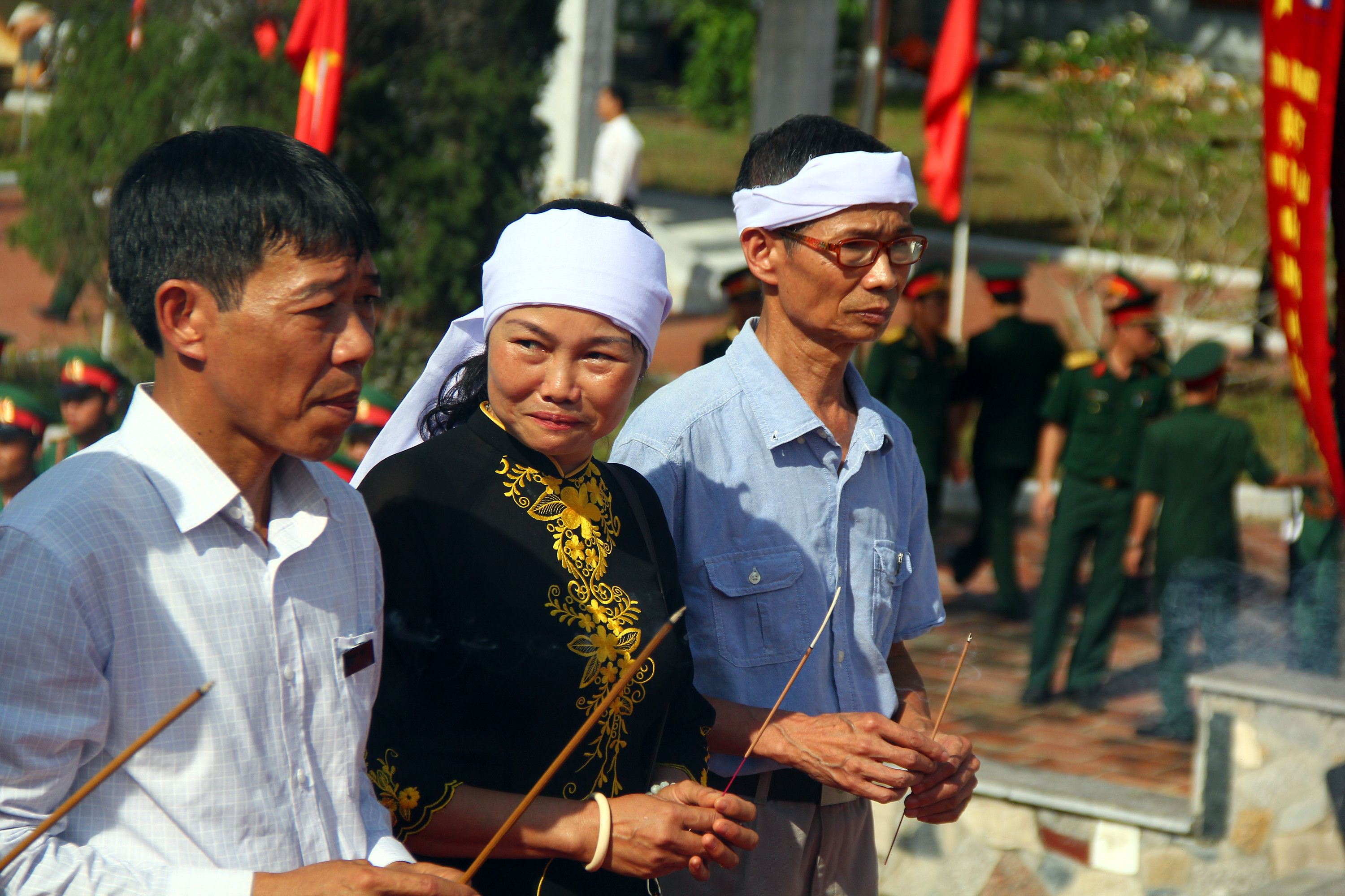 Chị Nhung (giữa) trong lần đưa hài cốt liệt sỹ Quảng về nước. 