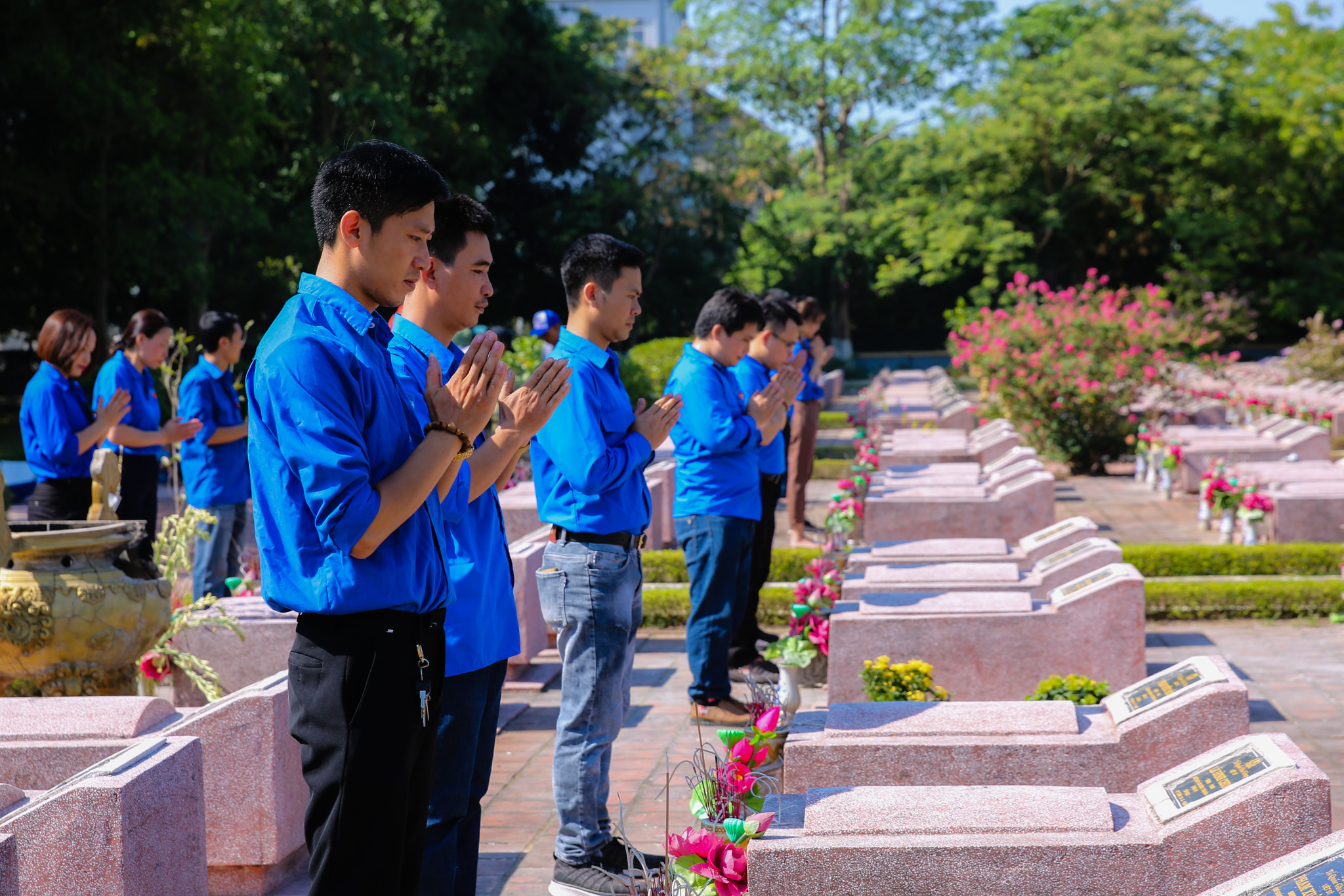Từ sáng sớm các đoàn thể trên địa bàn thành phố Vinh đã có mặt tại nghĩa trang liệt sỹ TP Vinh để dâng nén hương thơm bày tỏ lòng biết ơn sâu sắc đối với những anh hùng đã ngã xuống vì nền độc lập của dân tộc. Ảnh: Đức Anh