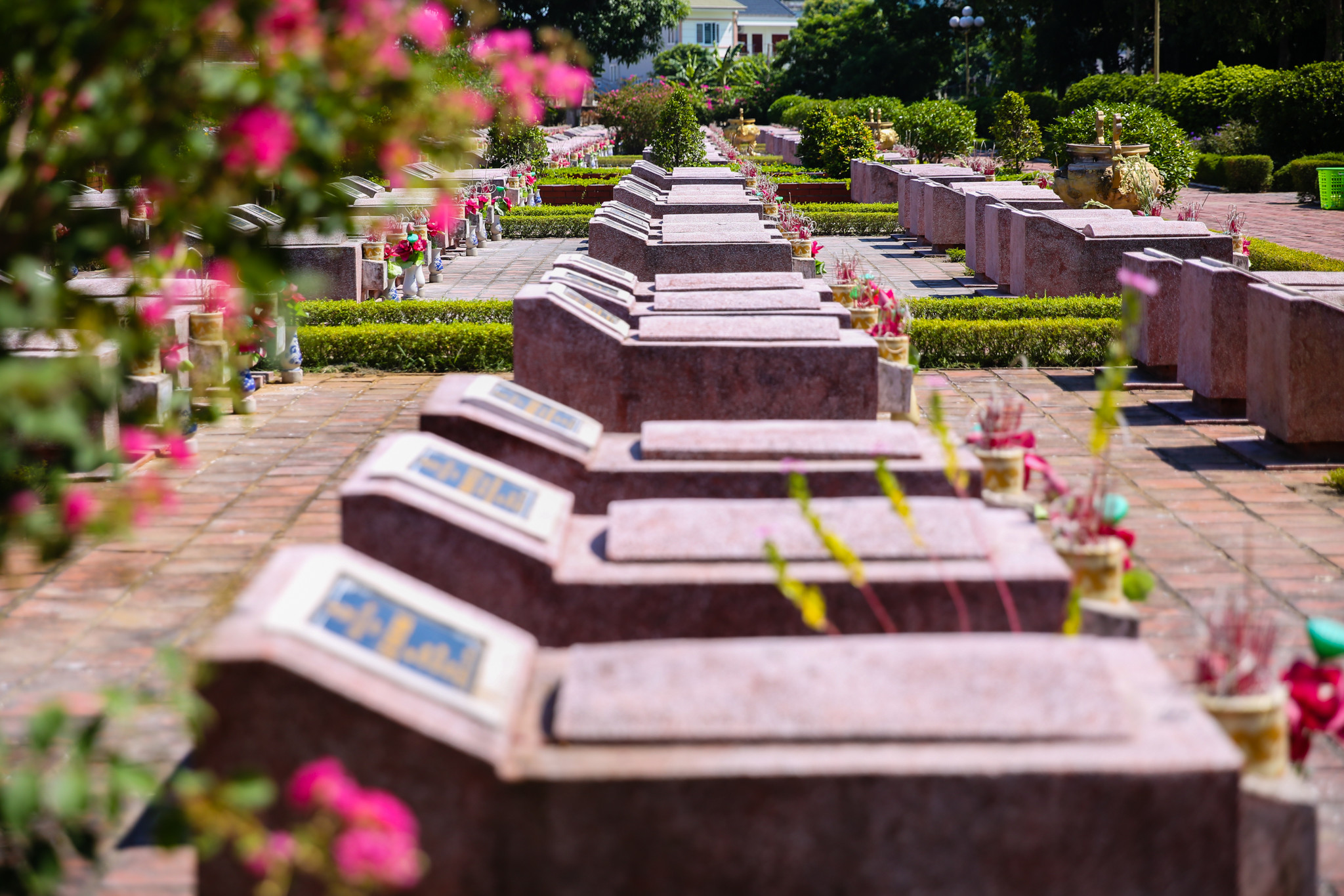 Nghĩa trang Liệt sĩ TP Vinh có tổng số 1200 ngôi mộ trong đó có 935 ngôi mộ có thông tin của liệt sĩ. Đây là nghĩa trang có tất cả các liệt sĩ của các cuộc kháng chiến chống Pháp từ những thời 1930 - 1931. Tại nghĩa trang này có các liệt sĩ đã ghi danh vào sổ vàng của đất nước như Liệt sĩ Lê Mao, Lê Viết Thuật, Lê Doãn Sửu. Ảnh: Đức Anh