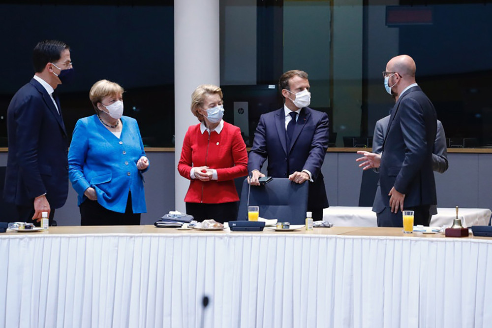 Từ trái qua: Thủ tướng Hà Lan Mark Rutte, Thủ tướng Đức Angela Merkel, Chủ tịch Ủy ban Liên minh châu Âu Ursula von der Leyen, Tổng thống Pháp Emmanuel Macron và Chủ tịch Hội đồng châu Âu Charles Michel tại một phiên làm việc ở Hội nghị Thượng đỉnh EU. Ảnh: Hội đồng châu Âu