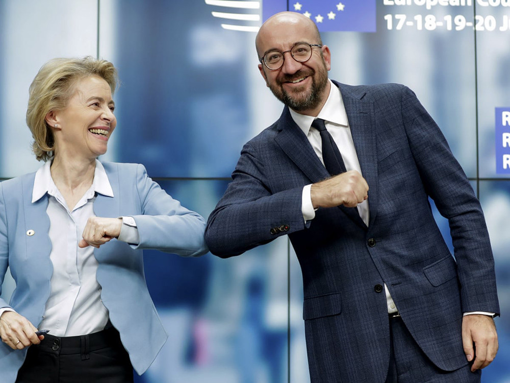 Chủ tịch EC Ursula von der Leyen và Chủ tịch Hội đồng châu Âu Charles Michel chúc mừng thành công của hội nghị thượng đỉnh EU. Ảnh: The Guardian