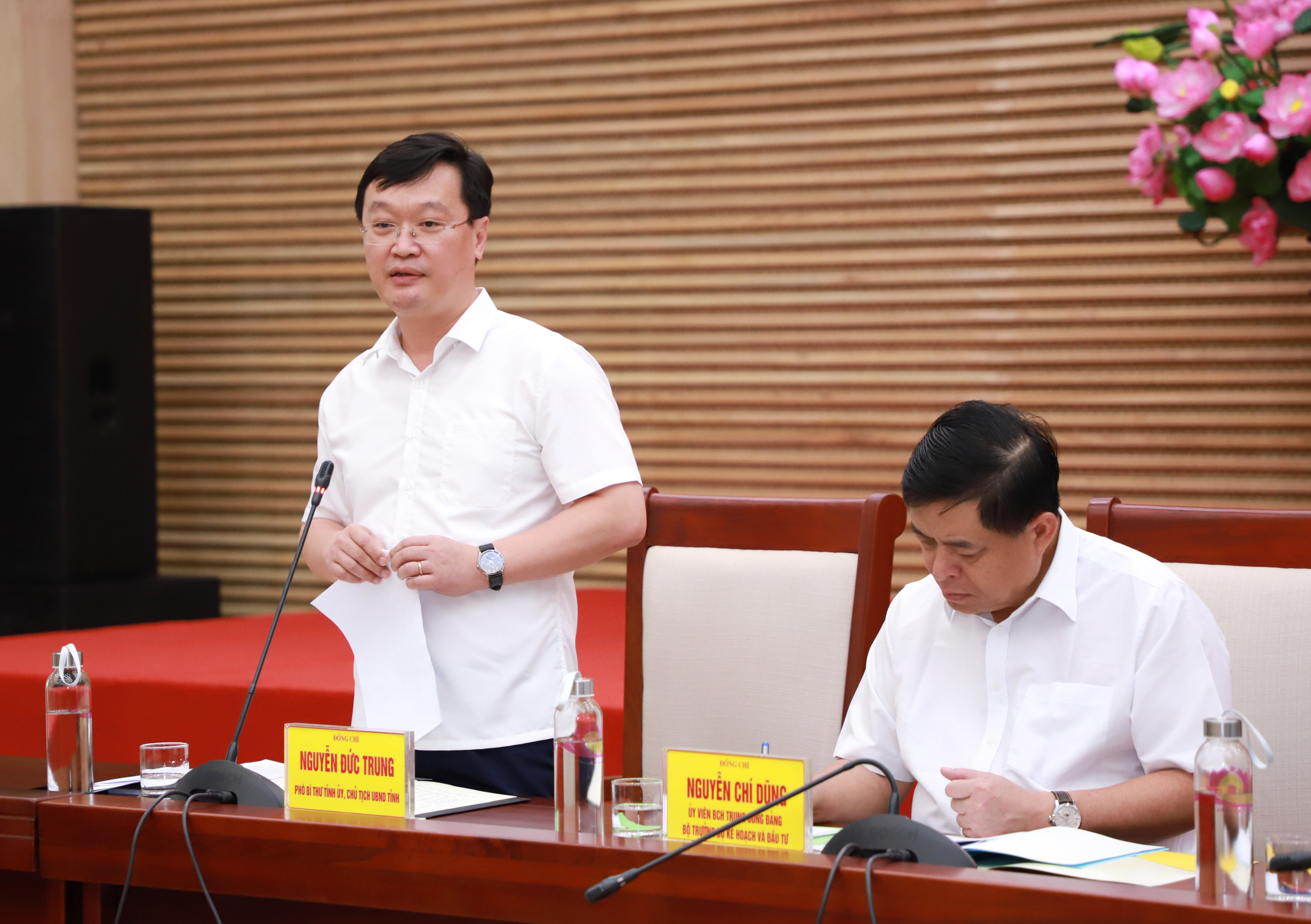 Đồng chí Nguyễn Đức Trung - Chủ tịch UBND tỉnh báo cáo tình hình kinh tế - xã hội và kết quả giải ngân vốn đầu tư công. Ảnh: Thành Duy