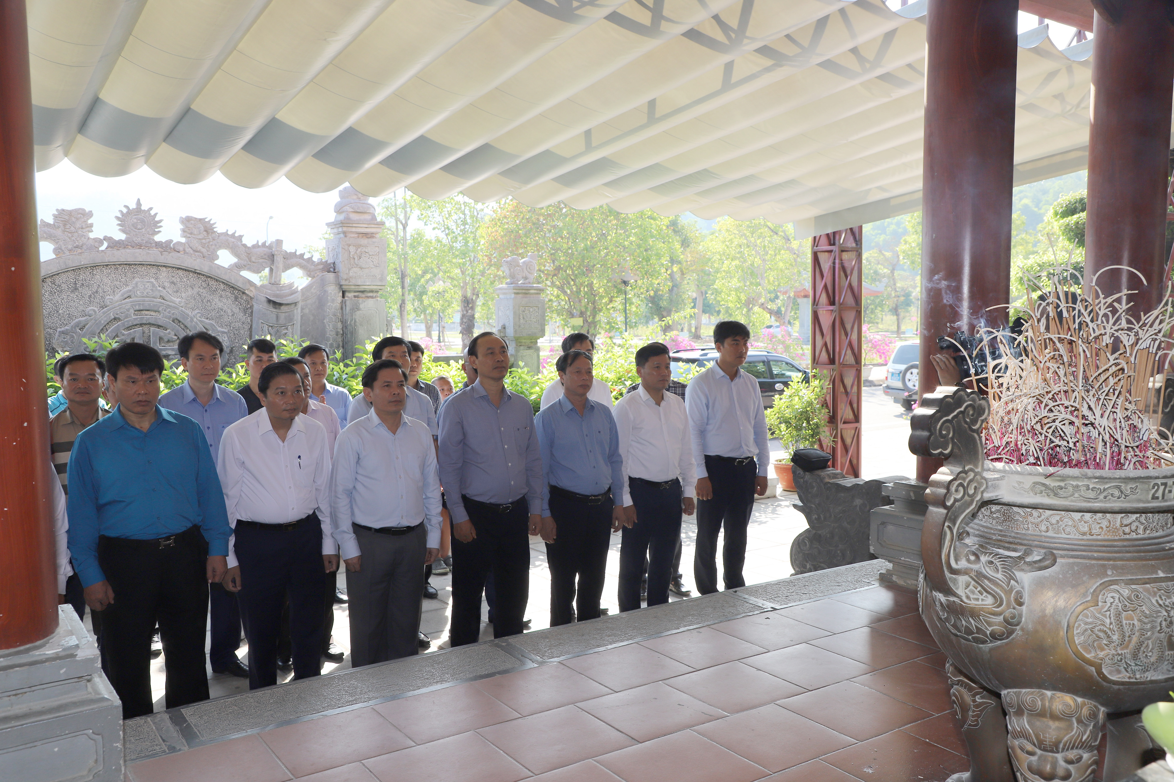 Đoàn công tác đến dâng hương, dâng hoa tại Khu di tích Truông Bồn. Ảnh: Phạm Bằng