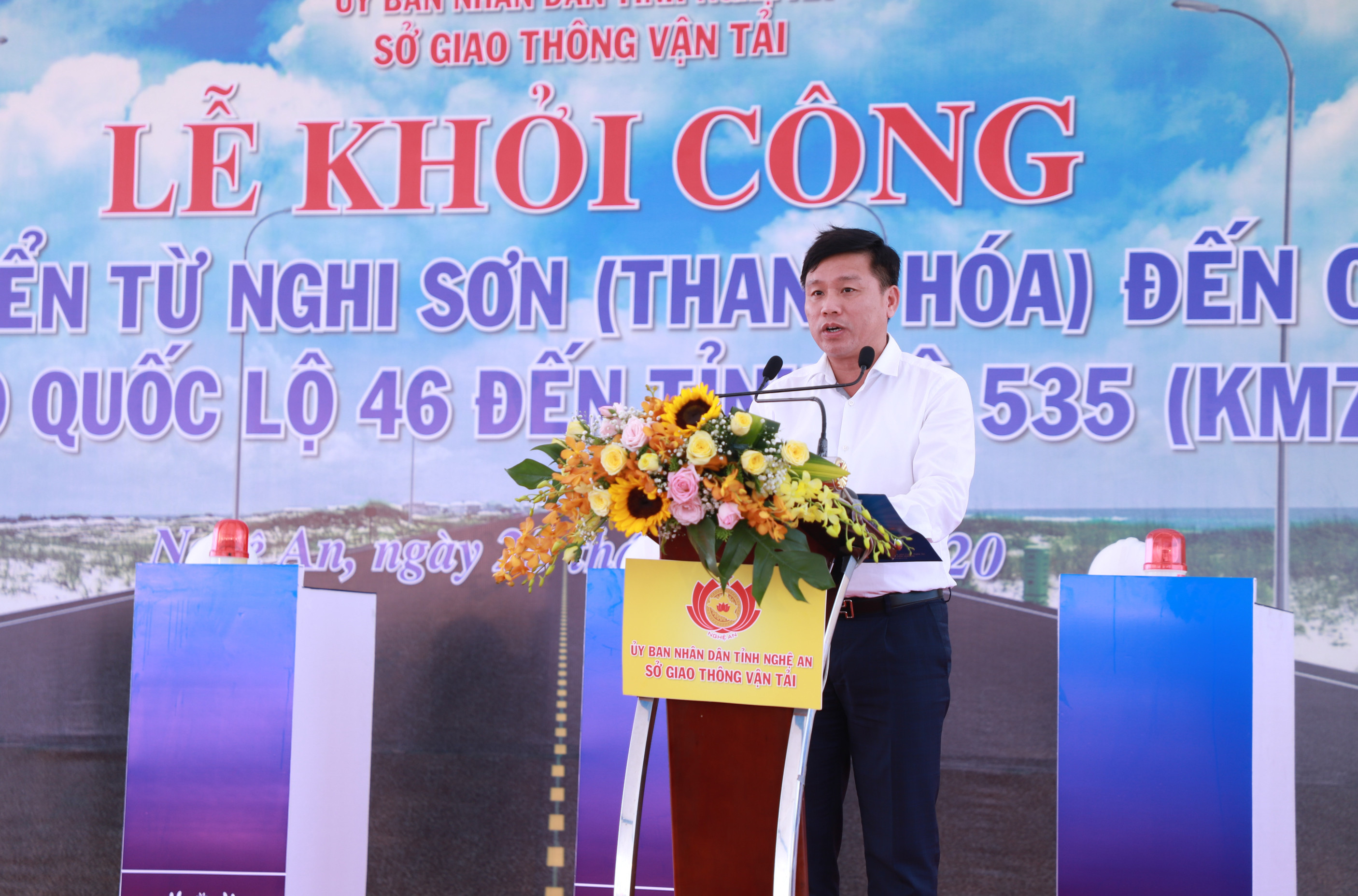 Đồng chí Hoàng Phú Hiền - Giám đốc Sở Giao thông vận tải báo cáo về ý nghĩa của dự án. Ảnh: Thành Duy