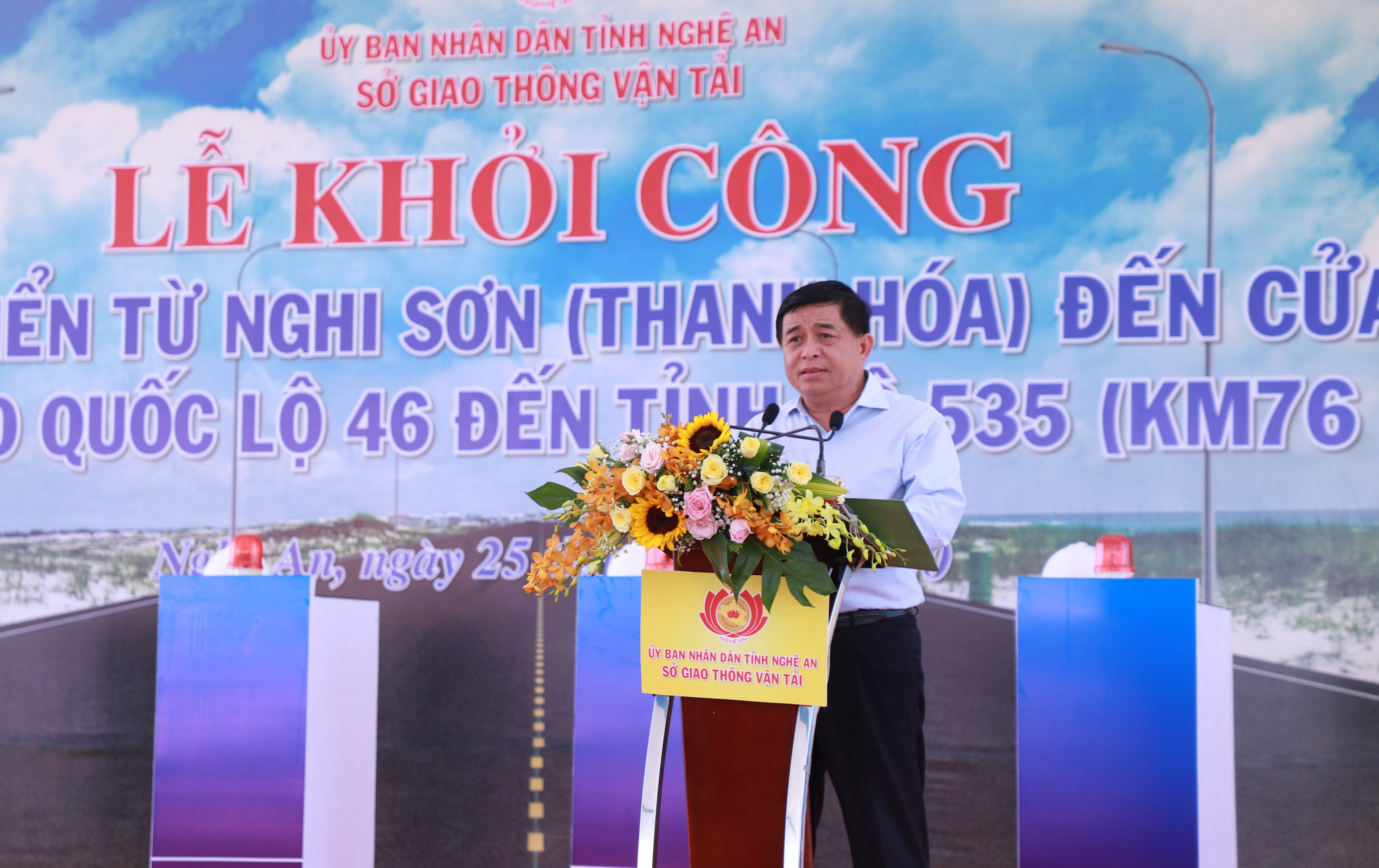 Bộ trưởng Bộ Kế hoạch và Đầu tư Nguyễn Chí Dung phát biểu tại lễ khởi công. Ảnh: Thành Duy