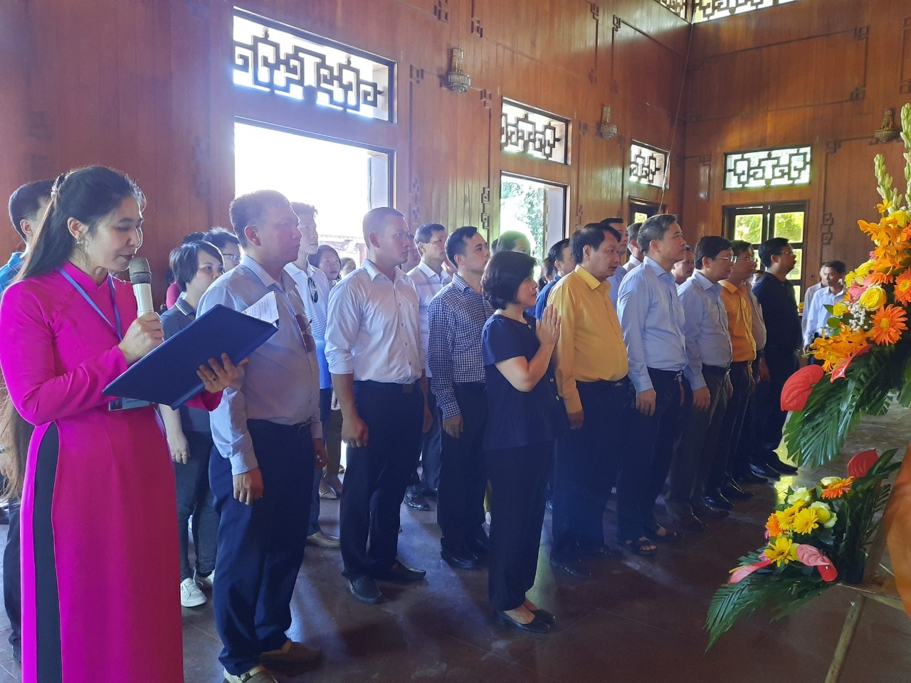 Đoàn công tác UBTWMTTQ Việt Nam dâng hoa, dâng hương tưởng niệm Chủ tịch Hồ Chí Minh tại Khu di tích Kim Liên