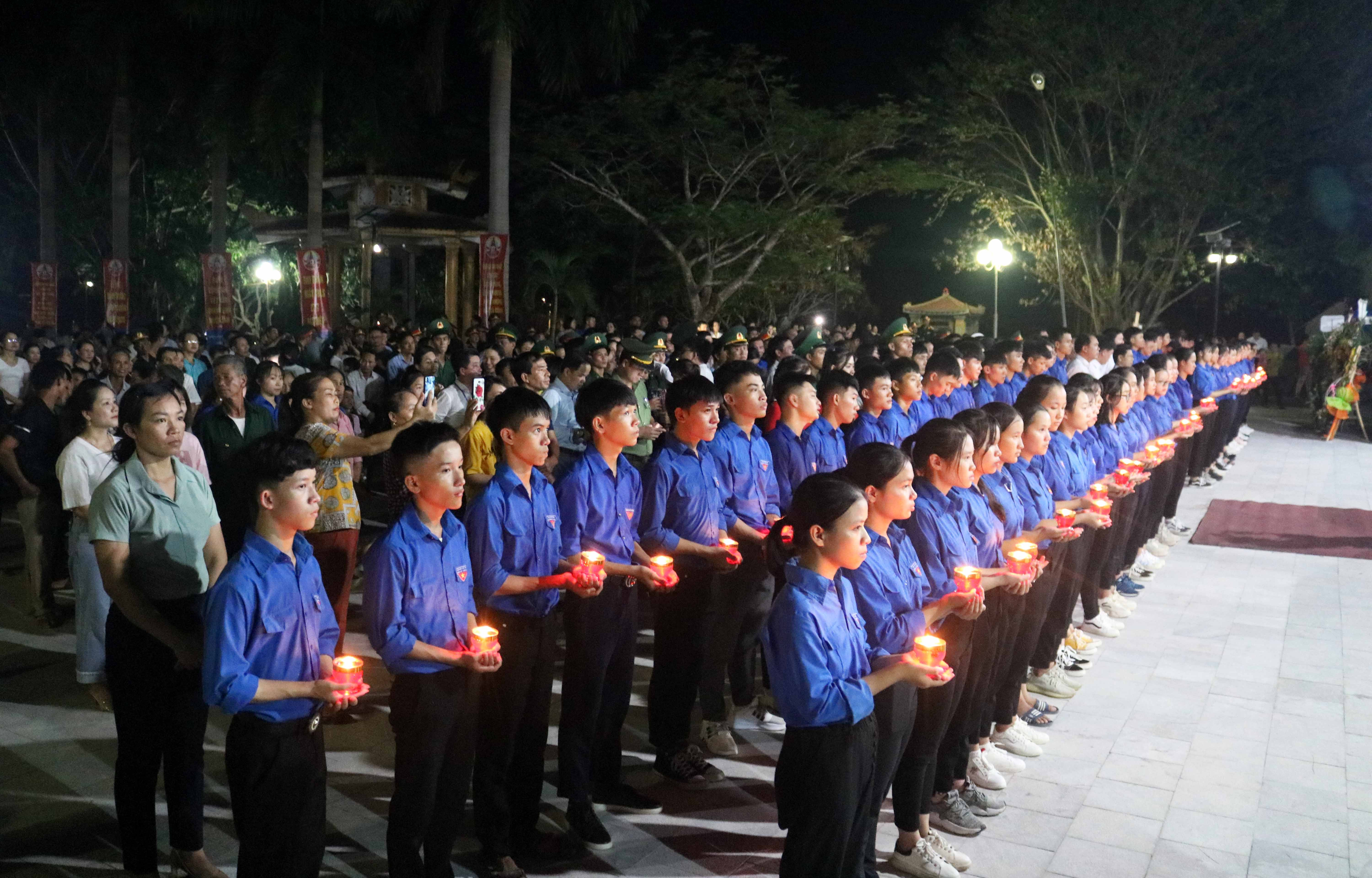 Đoàn viên - thanh niên huyện Anh Sơn dâng nến tri ân các anh hùng, liệt sỹ. Ảnh: Huy Thư