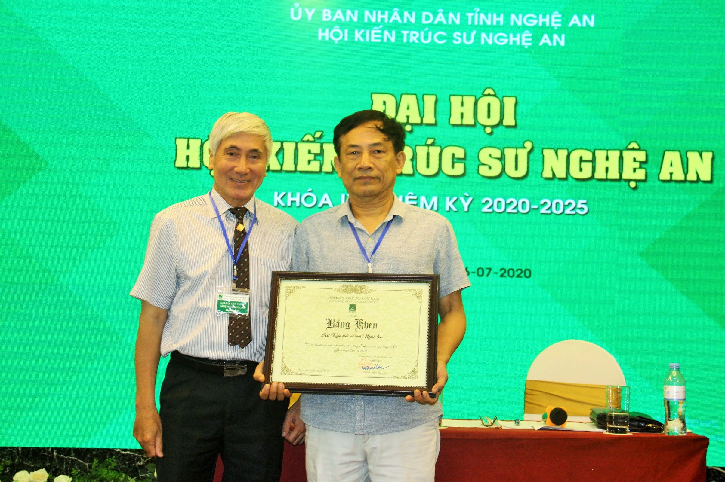Hội KTS Việt Nam trao Bằng khen cho Hội KTS Nghệ An. Ảnh: Hoàng Vĩnh