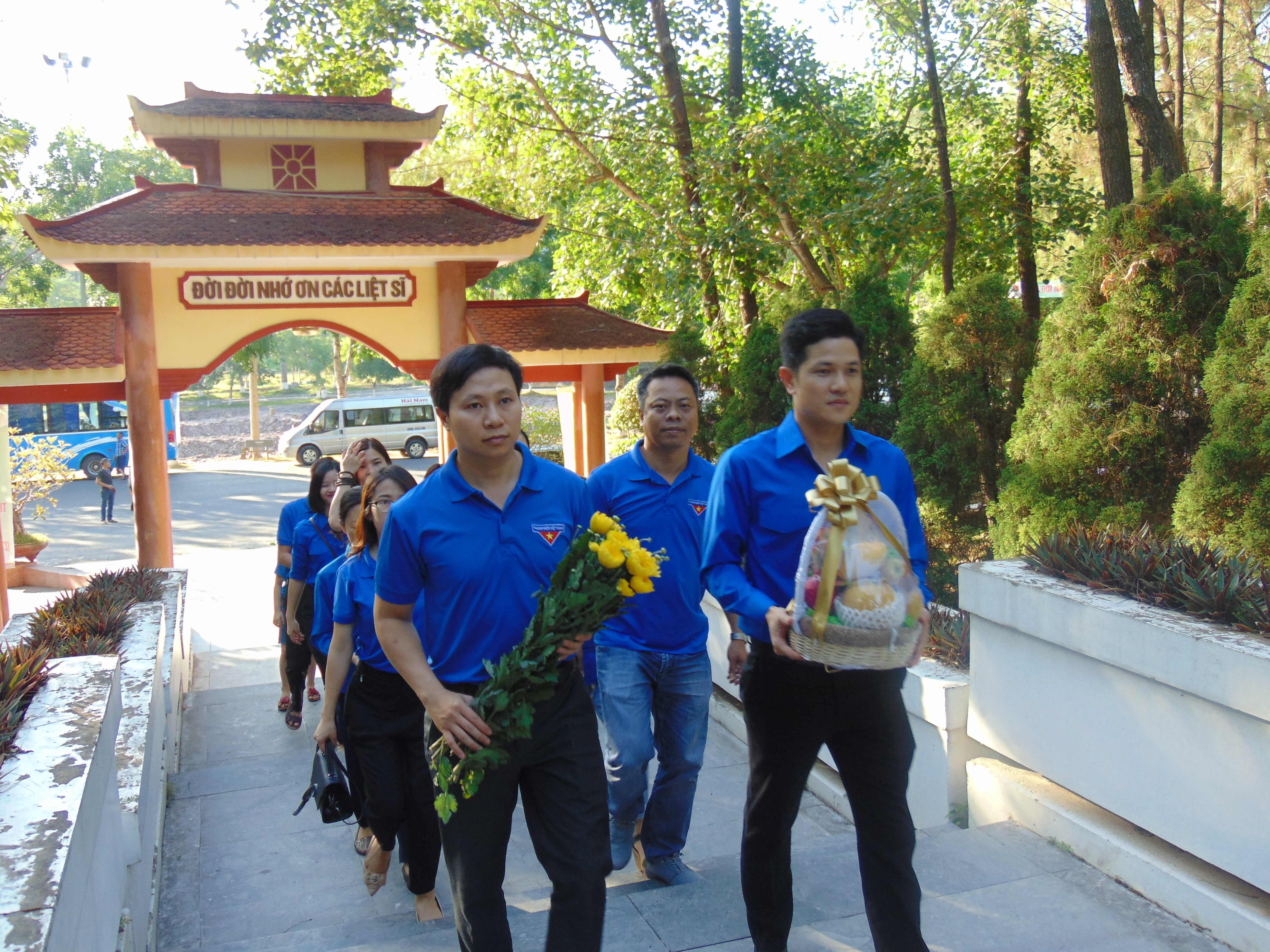 Đoàn thanh niên Tỉnh ủy Nghệ An tổ chức dâng hoa, dâng hương tưởng niệm các anh hùng liệt sỹ tại Khu di tích Ngã ba Đồng Lộc (Hà Tĩnh). Hoa Mơ