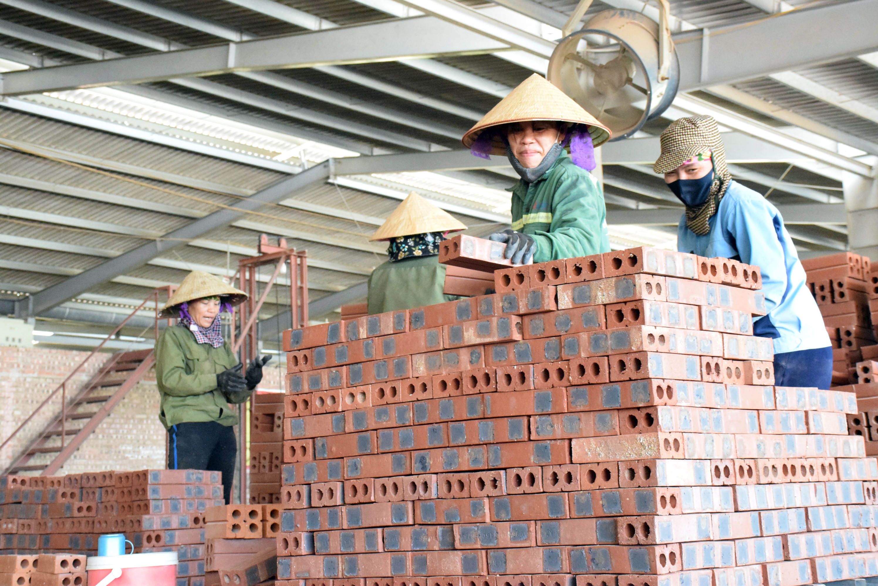 Trong những tháng đầu năm 2020, các doanh nghiệp sản xuất vật liệu xây dựng trên địa bàn huyện Tân Kỳ vẫn hoạt động bình thường. Ảnh: Xuân Hoàng