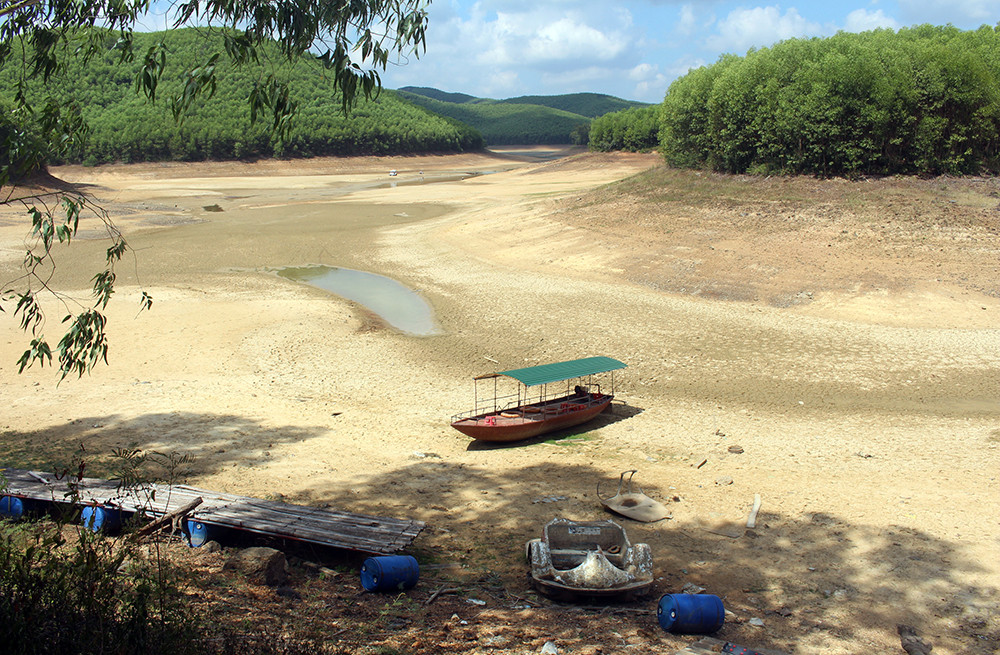 Hồ Vệ Vừng có dung tích chứa 20 triệu m3 nước tại huyện Yên Thành đã trơ đáy từ hơn 1 tháng nay. Ảnh: Phú Hương