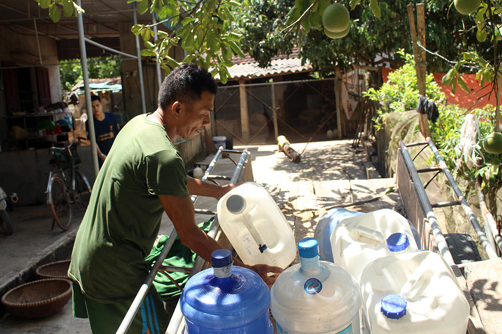 Hàng ngày, người dân xã Quang Thành lại có thêm một công việc là đi xin nước. Ảnh: Phú Hương