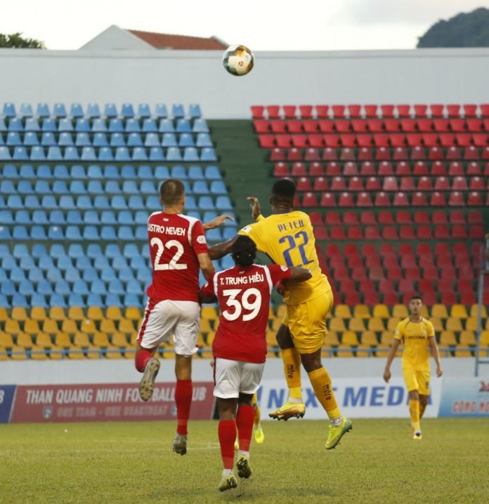 SLNA (áo vàng) vừa để thua 0 - 2 trên sân của Than Quảng Ninh. Ảnh: VPF