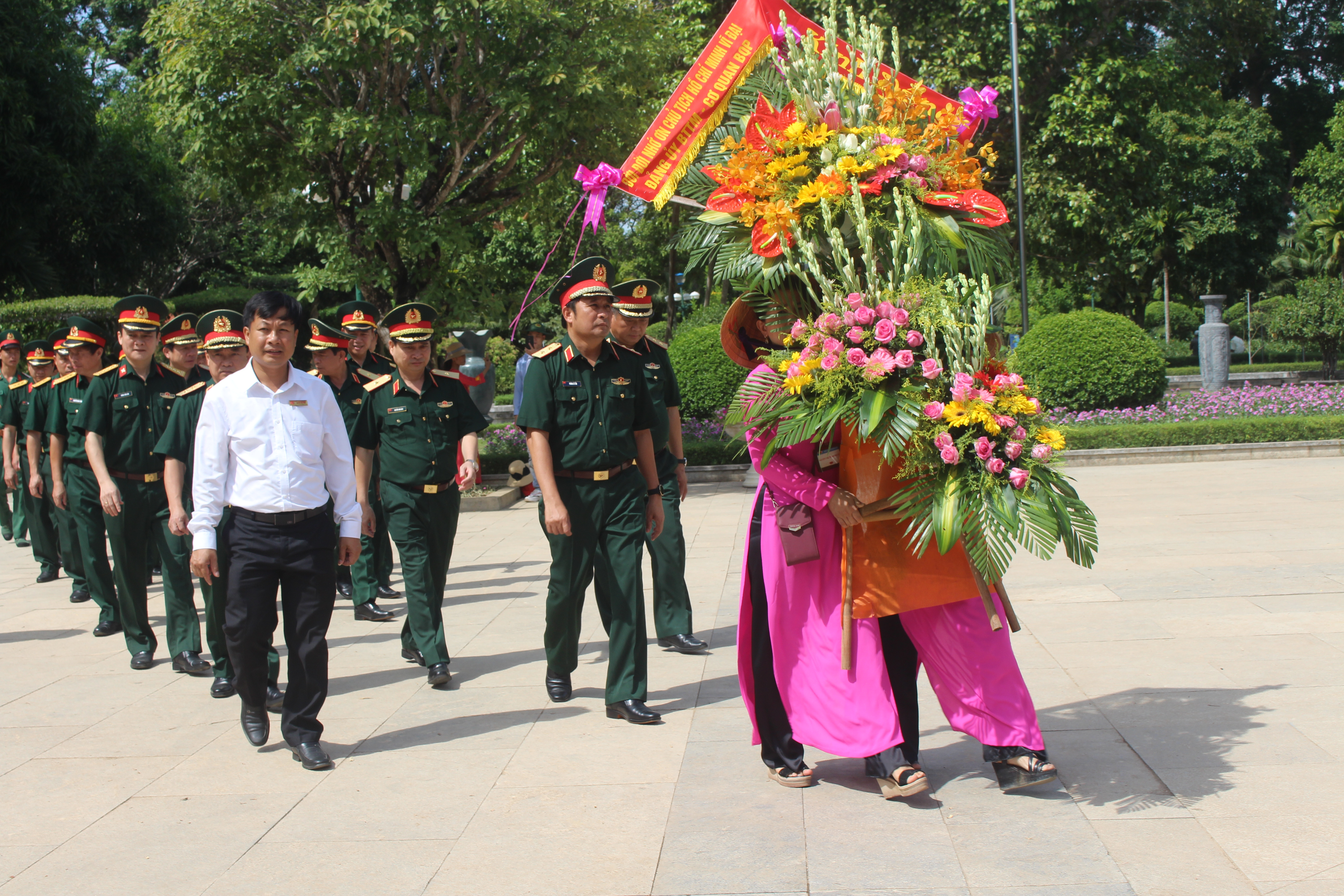 Đoàn công tác Bộ Tổng Tham mưu dâng hoa, dâng hương tưởng niệm Chủ tịch Hồ Chí Minh