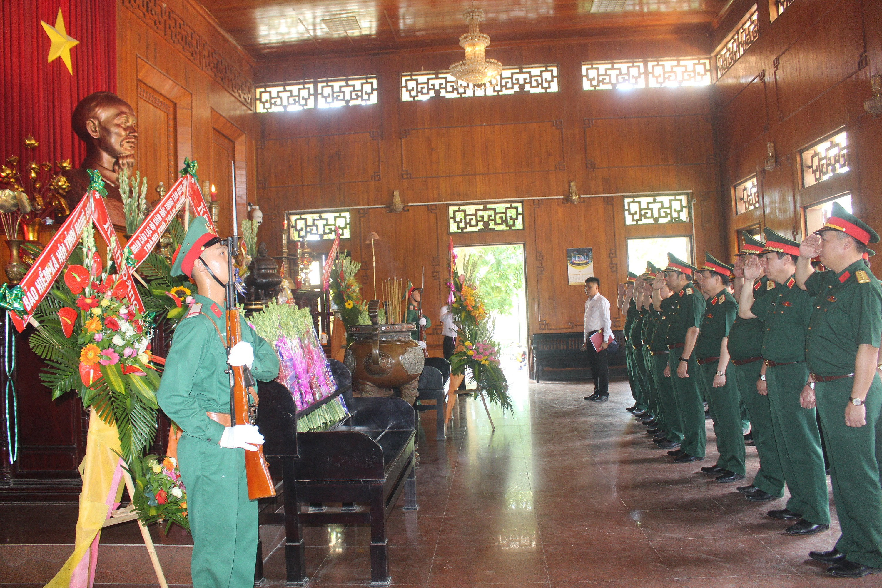 Đoàn công tác Bộ Tổng Tham mưu làm lễ tưởng niệm Chủ tịch Hồ Chí Minh