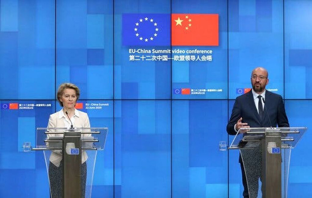 Chủ tịch Hội đồng châu Âu Charles Michel và Chủ tịch Ủy ban châu Âu Ursula von der Leyen tại cuộc họp báo ở Brussels, Bỉ, sau hội nghị thượng đỉnh trực tuyến với Chủ tịch Trung Quốc Tập Cận Bình hôm 22/6. Ảnh: Reuters
