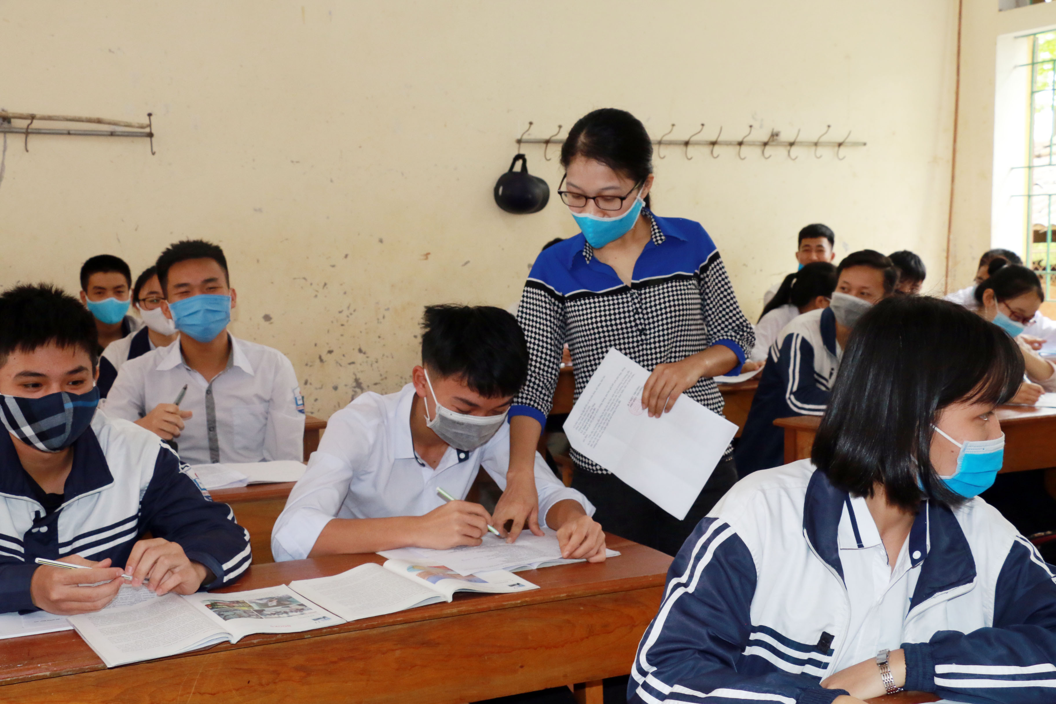 Tiết ôn tập của học sinh lớp 12 Trường THPT Nguyễn Sỹ Sách (Thanh Chương). Ảnh: MH