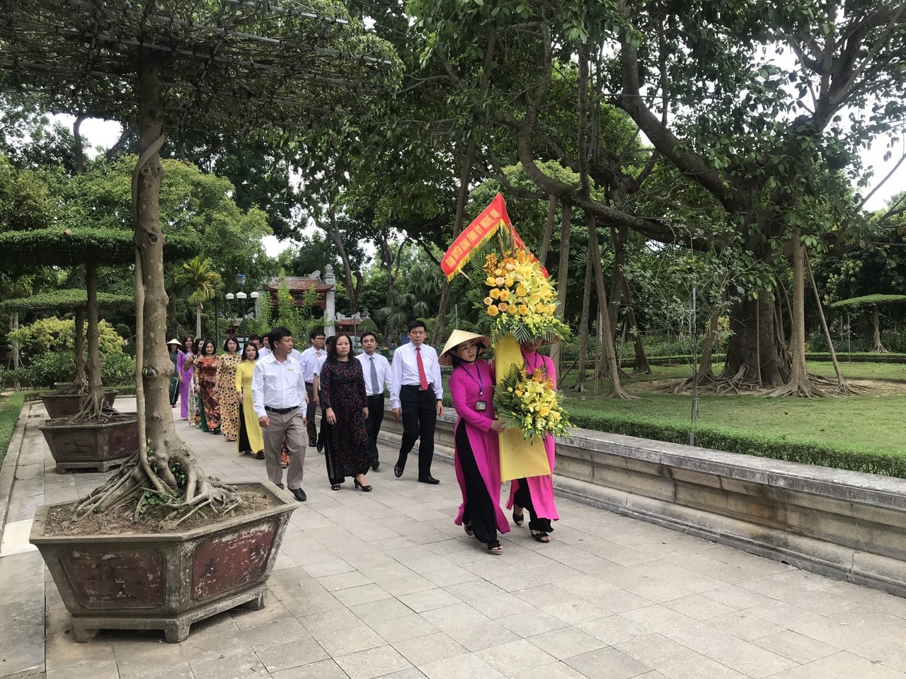 Ban Tuyên giáo Tỉnh ủy hành hương về Khu di tích lịch sử quốc gia đặc biệt Kim Liên, báo công với Bác Hồ nhân kỷ niệm truyền thống ngành. Ảnh Sỹ Thành