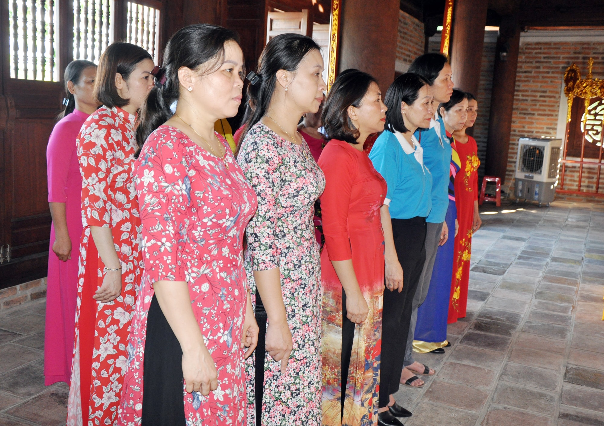 Các thàn viên Đoàn công tác dâng hương tại đền Chung Sơn. Ảnh: Công Kiên