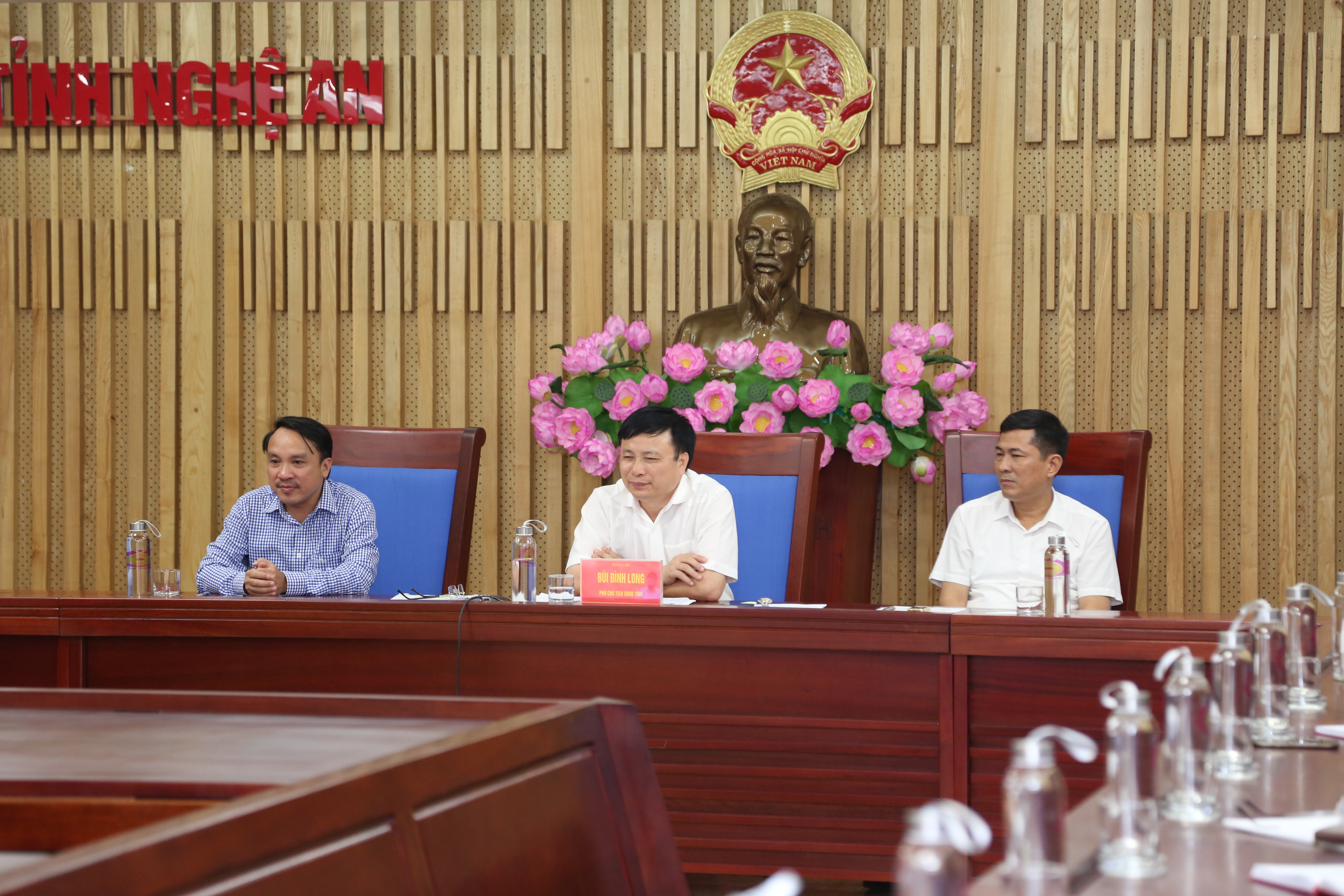 Các đồng chí chủ trì tại điểm cầu Nghệ An. Ảnh: Đào Tuấn 