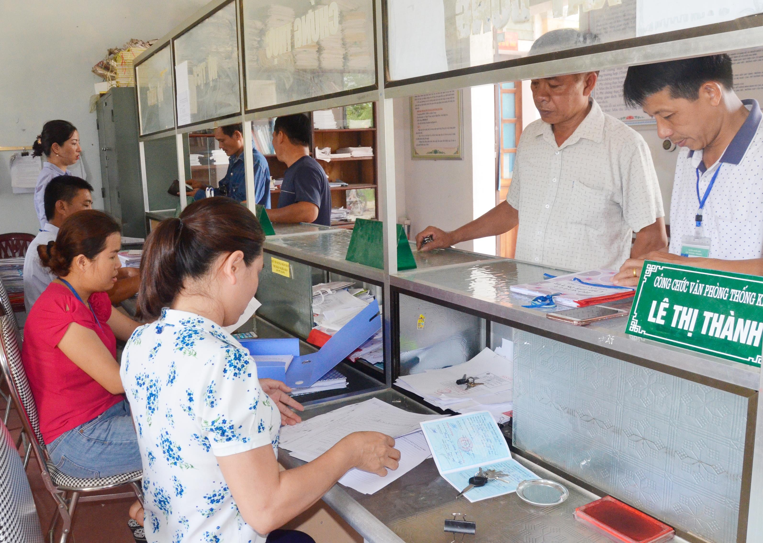 Cán bộ xã Nghĩa Trung (Nghĩa Đàn) giải quyết thủ tục hành chính cho người dân qua Bộ phận một cửa. Ảnh: Thanh Lê 