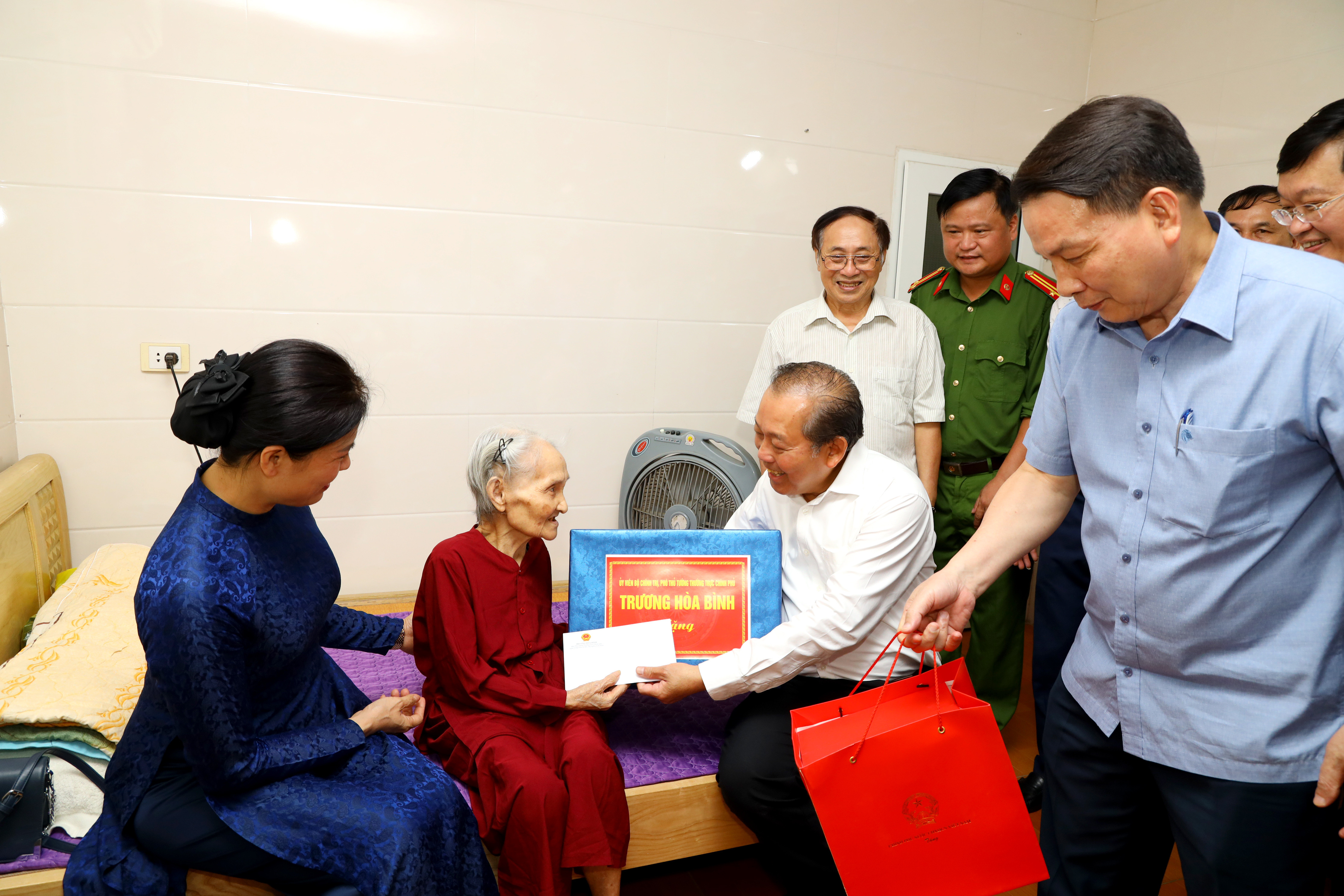 Đồng chí Trương Hòa Bình cùng đoàn công tác của Chính phủ, tỉnh Nghệ An và TP Vinh đến thăm, tặng quà mẹ Liệt sỹ Hồ Thị Mùi ở Khối 1, Phường Trung Đô. Ảnh Nguyên Sơn