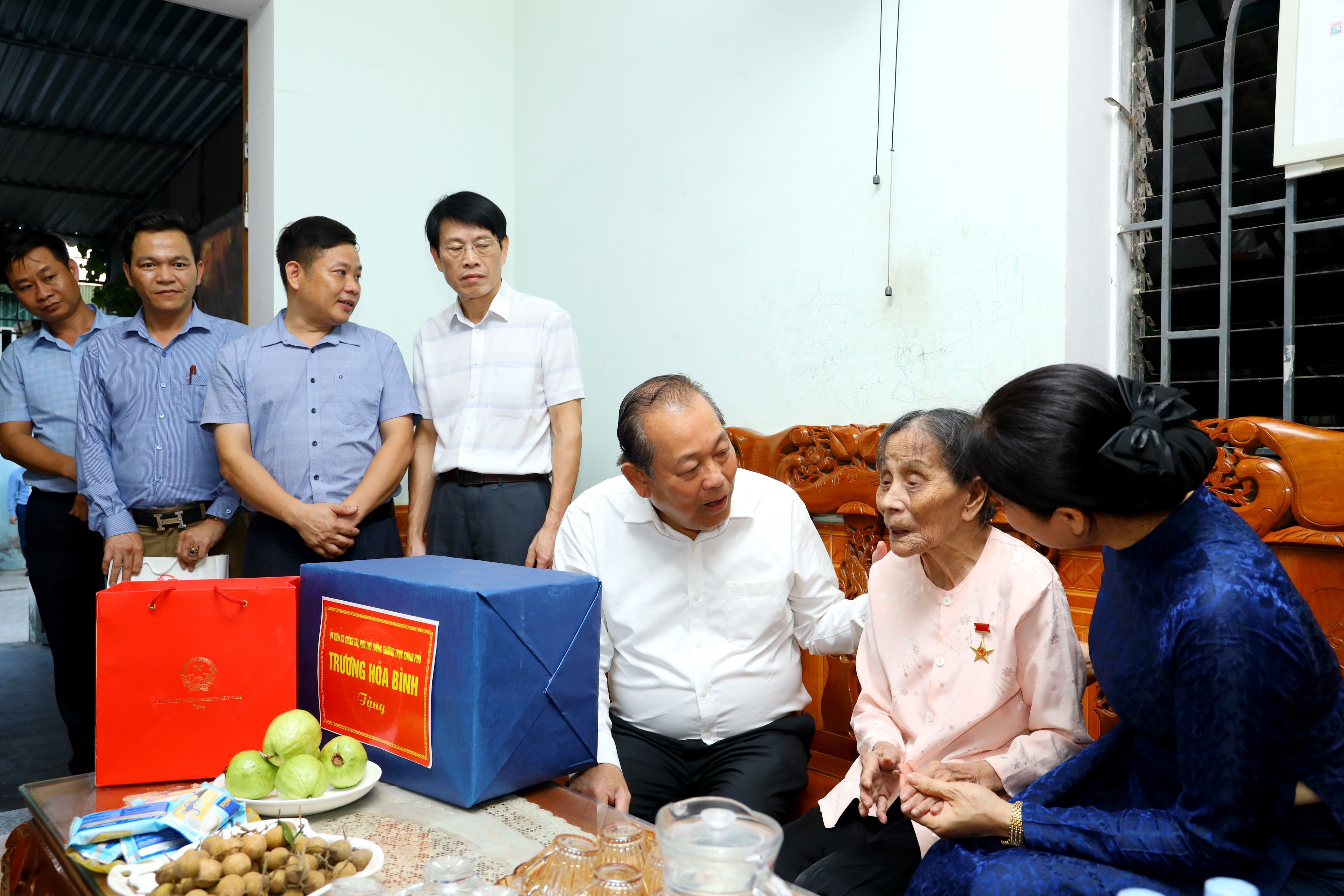 Đồng chí Trương Hòa Bình cùng đoàn công tác đến thăm Mẹ Việt Nam anh hùng Lê Thị Tùng ở Khối 12, Phường Bến Thủy (TP Vinh). Ảnh Nguyên Sơn