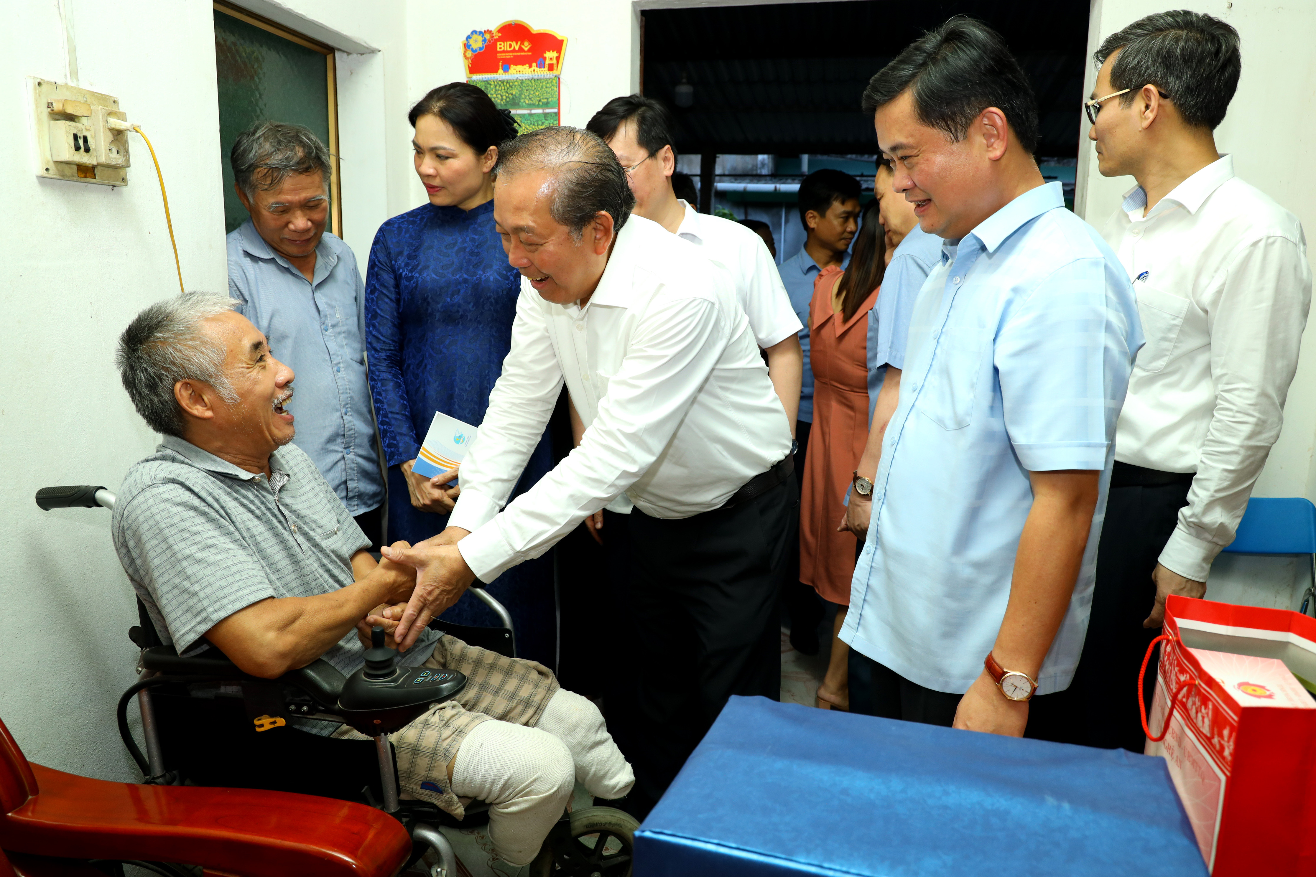 Phó Thủ tướng Thường trực Chính phủ Trương Hòa Bình cùng đoàn công tác đến thăm, tặng quà gia đình Thương binh nặng ¼ Tôn Thất Khang, sinh năm 1957, ở khối 12 Phường Bến Thủy. Ảnh Nguyên Sơn